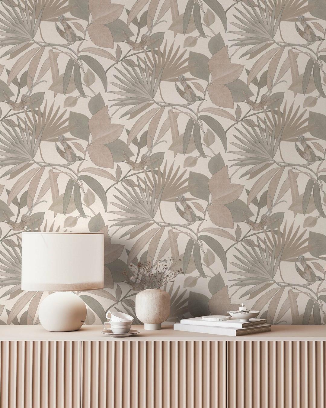 Indra 291451 tapet med djur, botaniskt mönster i beige. Från kollektionen Indra. Nonwoven-material med förskjuten passning. Passar i vardagsrum och matsal.