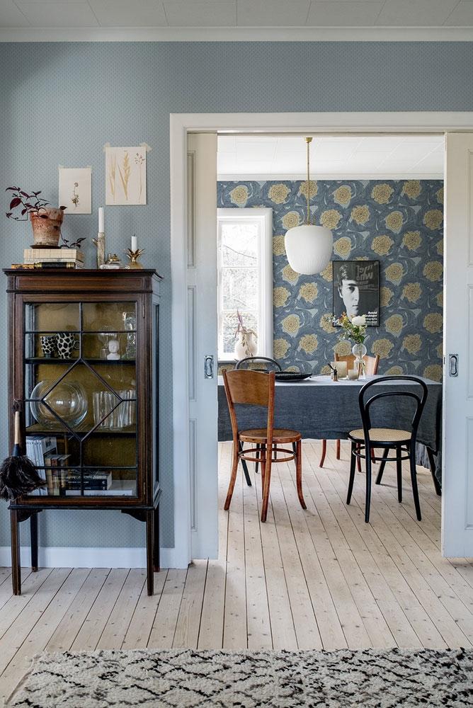 Rosa storblommig, blå tapet från Midbec med botaniskt mönster i blå. Från kollektionen Blomstermåla. Nonwoven-material med förskjuten passning.