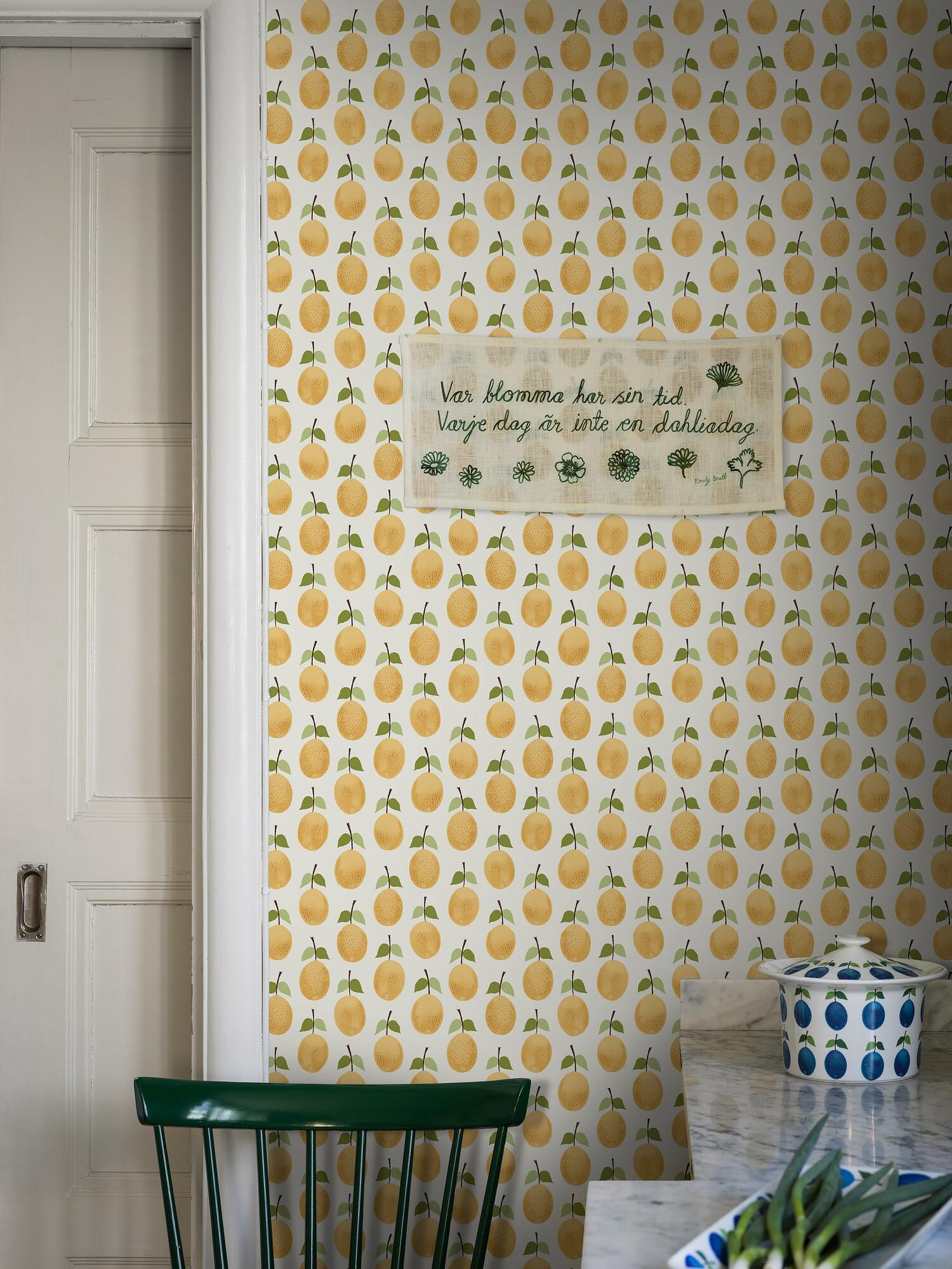 Stig Lindberg Prunus tapet med botaniskt, retro mönster i gul och beige. Från kollektionen Scandinavian Designers III. Nonwoven-material med rak passning. Lek-stil.