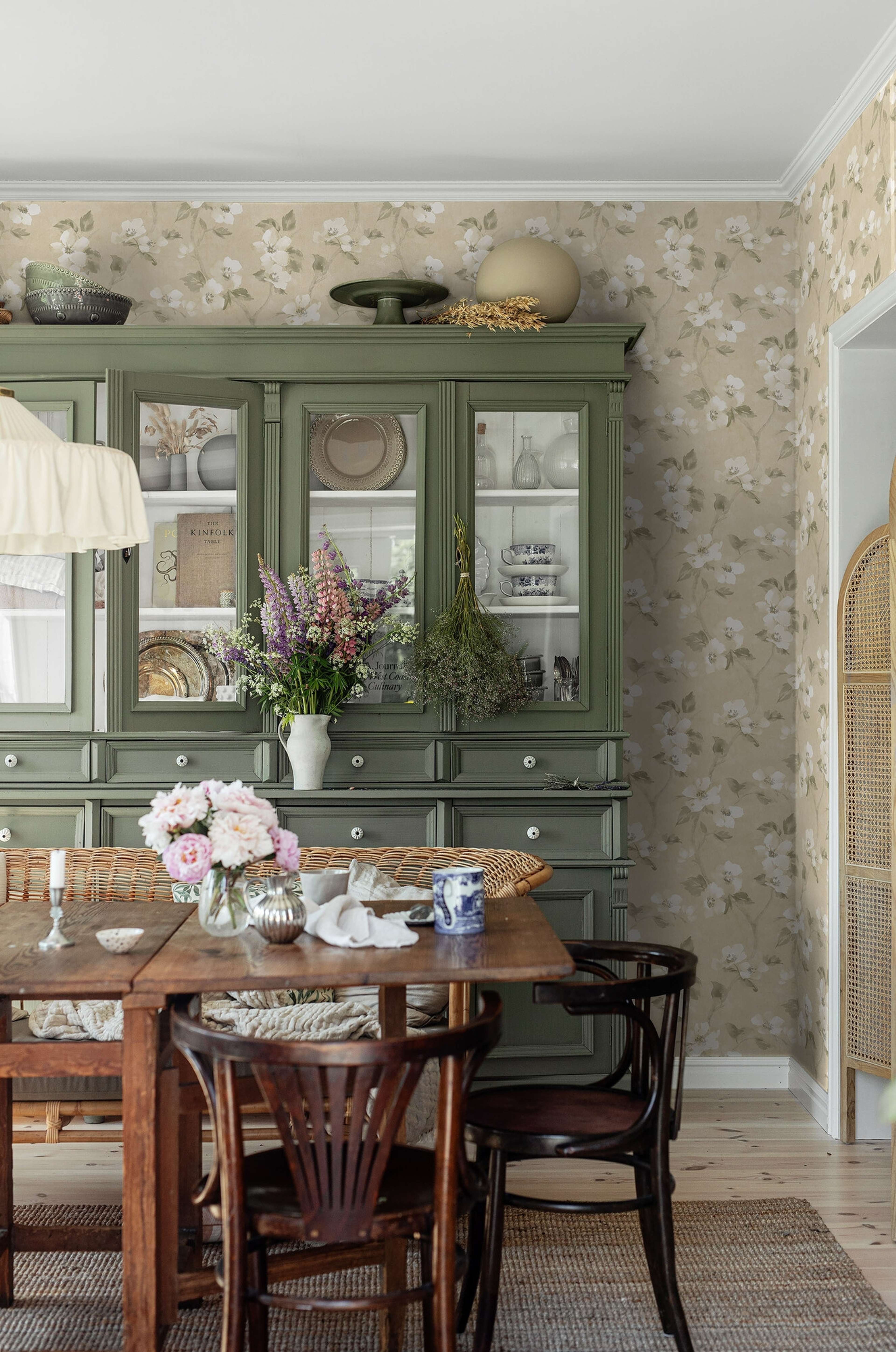 Helen´s Flower mjuk varmgul botten tapet med blommigt mönster i gul. Från kollektionen Cottage Garden. Nonwoven-material med rak passning. Passar i vardagsrum, matsal och hall.