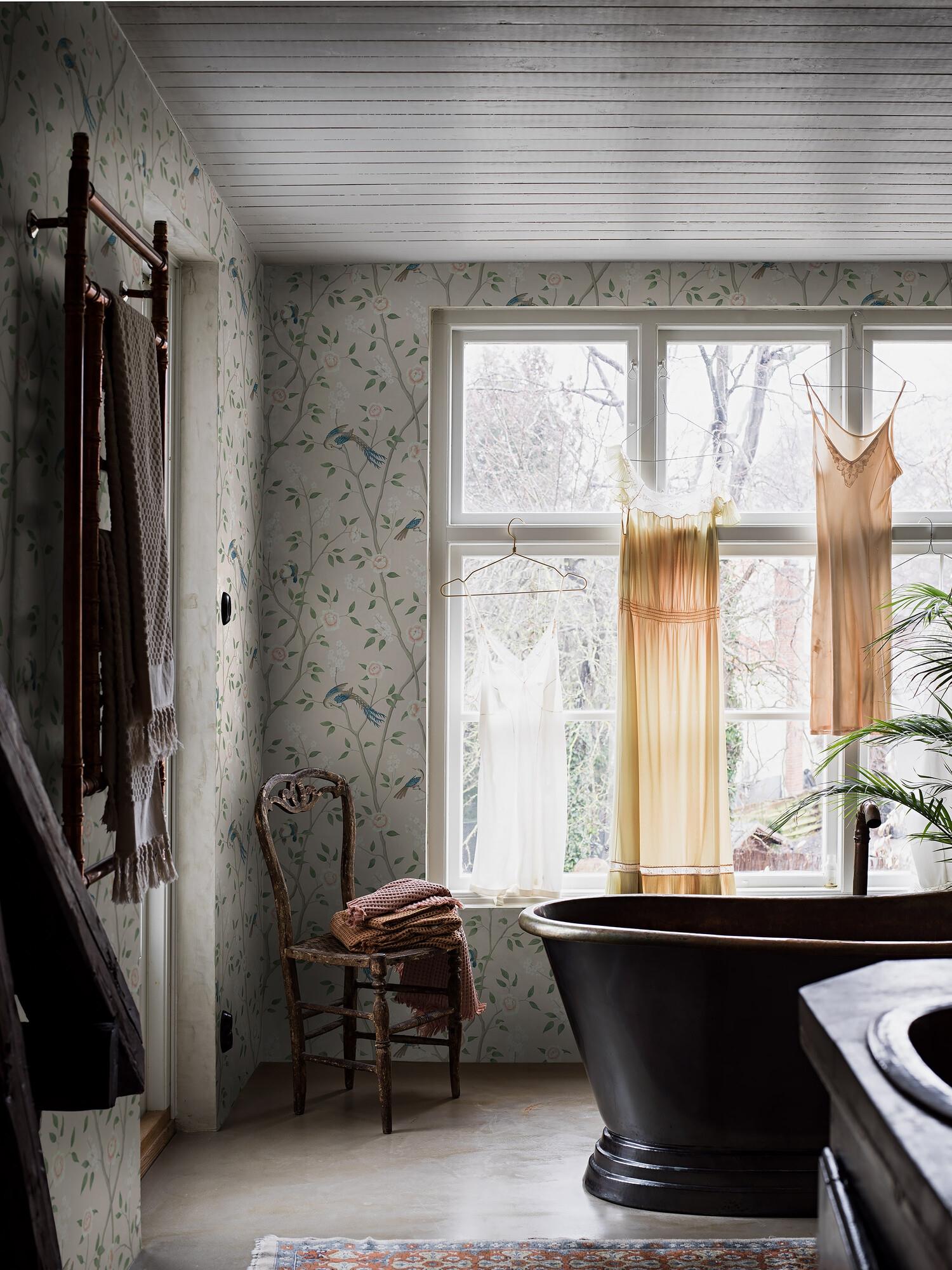 Paradise Birds tapet tapet med djur, blommigt mönster i beige. Från kollektionen Dreamy Escape. Nonwoven-material med förskjuten passning. Passar i vardagsrum och matsal.