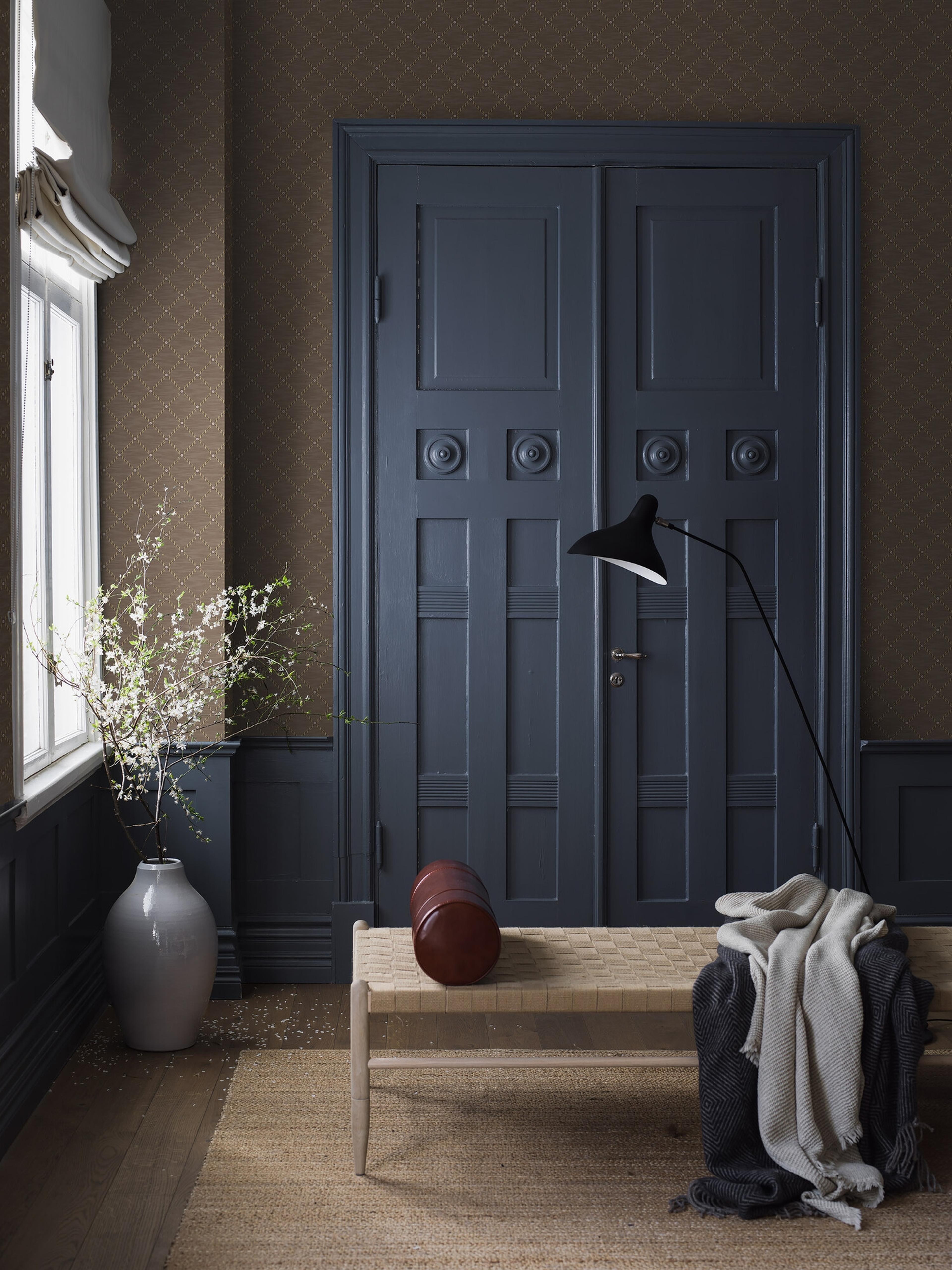 Golden Trellis brun rutmönster med guldskimmer tapet med rutigt, trellis mönster i brun. Från kollektionen Treasured. Nonwoven-material med rak passning. Passar i kök, hall och arbetsrum.