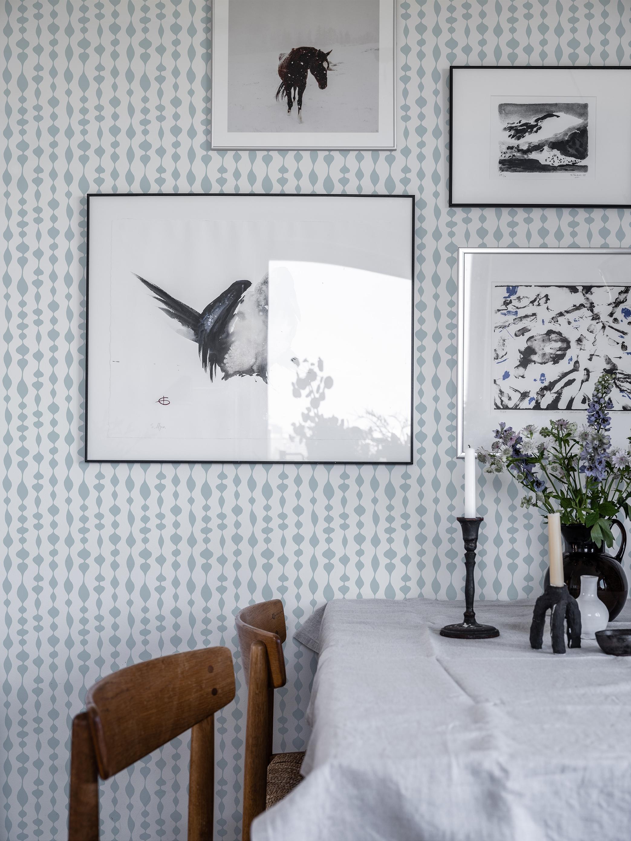 Margaret Rose blå tapet med grafiskt mönster i blå. Från kollektionen Gammalsvenska klassiker 1850–1950. Nonwoven-material med rak passning.