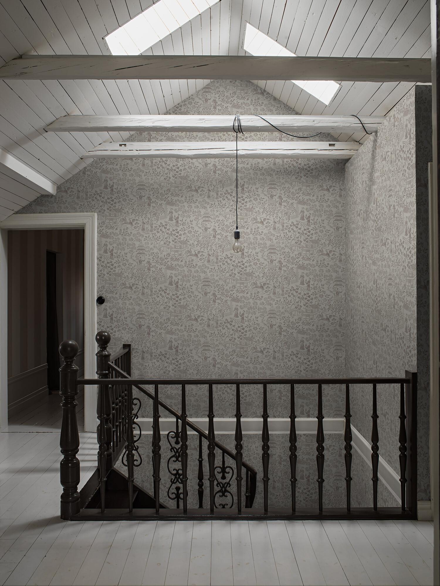 Oriental Garden tapet tapet med botaniskt mönster i beige. Från kollektionen Dreamy Escape. Nonwoven-material med förskjuten passning. Passar i vardagsrum och matsal.