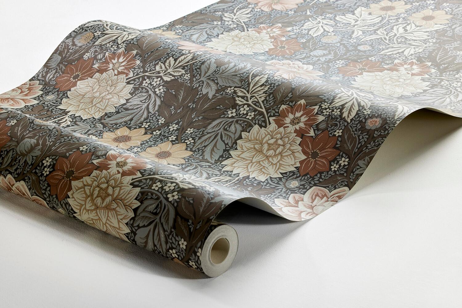 Dahlia Garden, brun tapet med blommigt mönster i brun. Från kollektionen Falsterbo III. Nonwoven-material med rak passning.