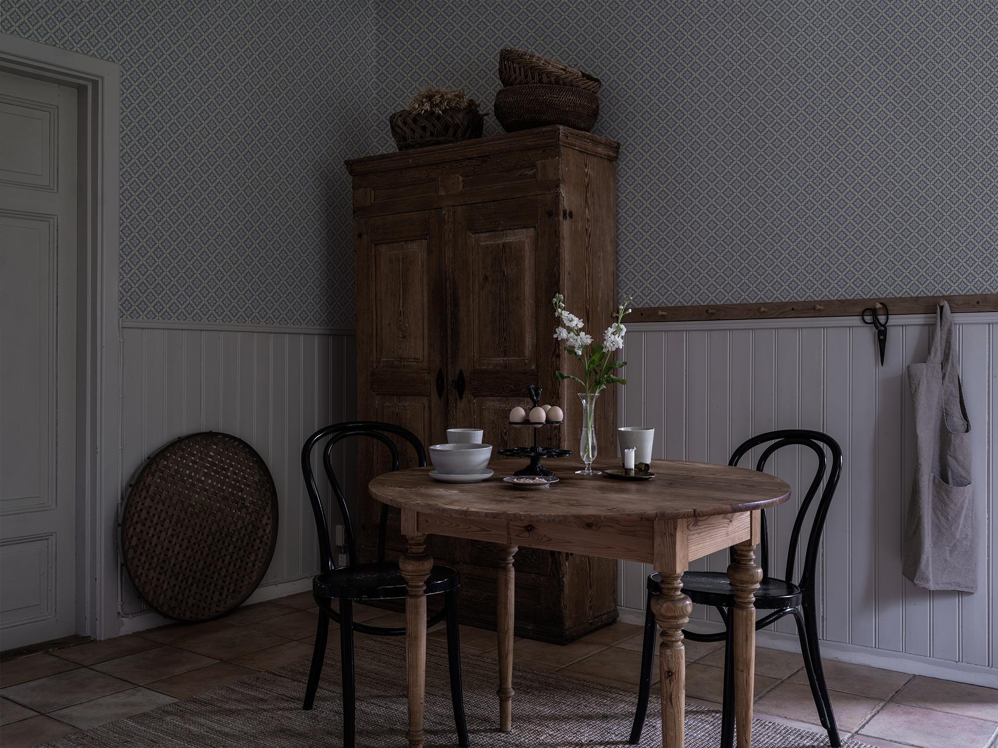 Ingrid Blå tapet med geometriskt mönster i blå. Från kollektionen Gammalsvenska klassiker 1850–1950. Nonwoven-material med rak passning. Passar i vardagsrum och matsal.