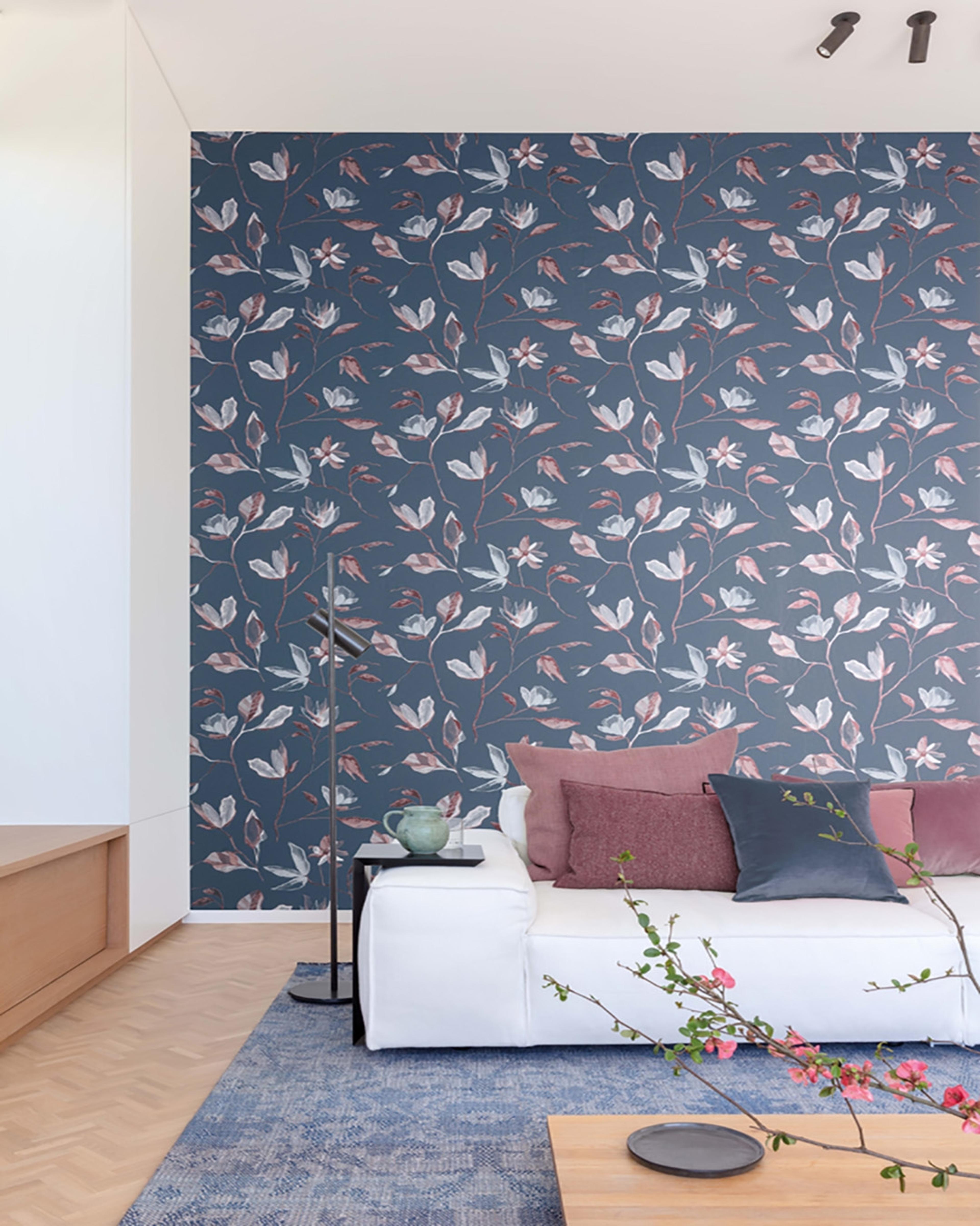 Blooming, blå tapet tapet med botaniskt mönster i blå. Från kollektionen Aquila. Nonwoven-material med förskjuten passning.