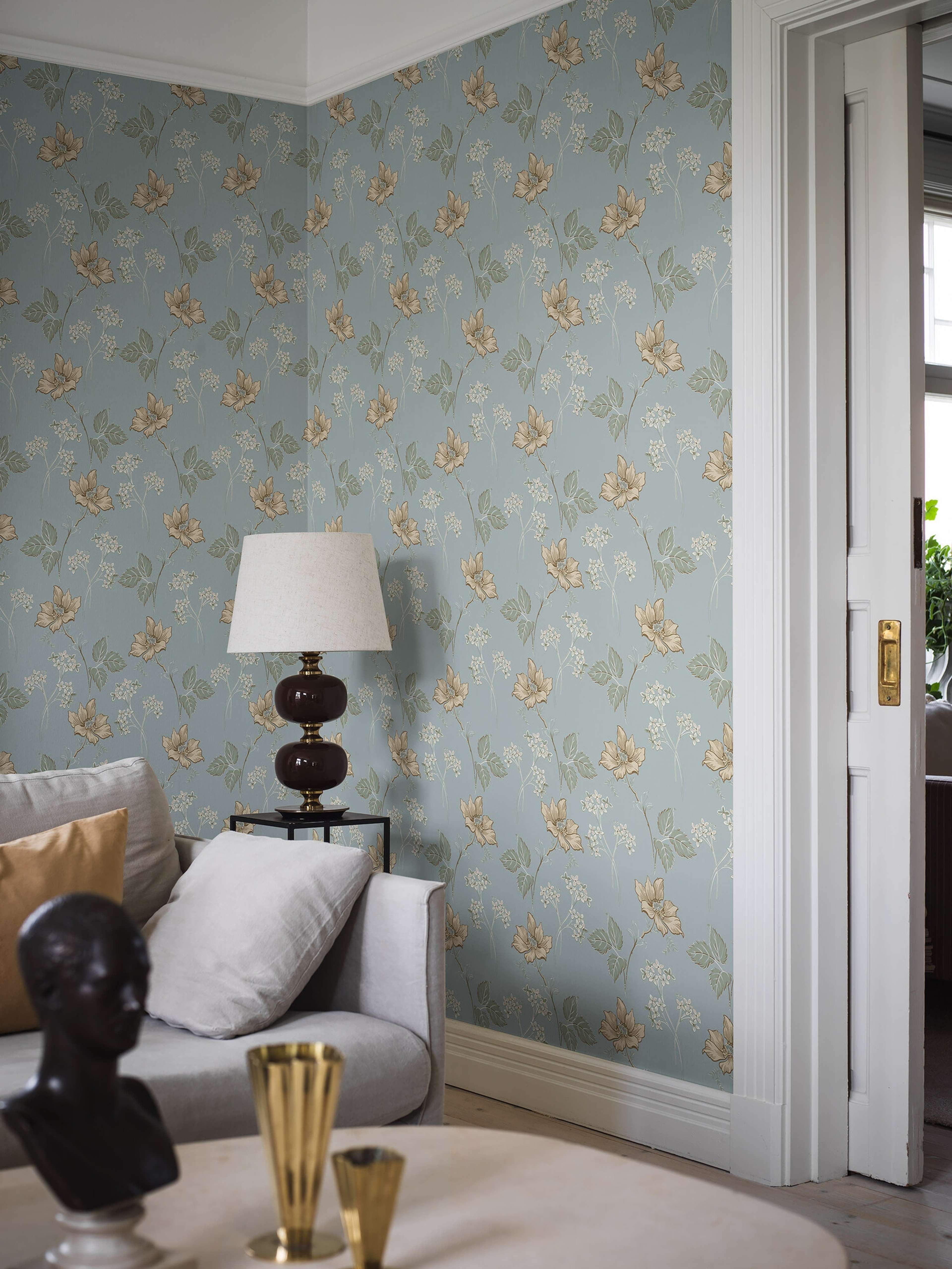 Valborg blå tapet tapet med blommigt mönster i blå. Från kollektionen Swedish Grace. Nonwoven-material med rak passning. Passar i vardagsrum och sovrum.​​​​‌﻿‍﻿​‍​‍‌‍﻿﻿‌﻿​‍‌‍‍‌‌‍‌﻿‌‍‍‌‌‍﻿‍​‍​‍​﻿‍‍​‍​‍‌﻿​﻿‌‍​‌‌‍﻿‍‌‍‍‌‌﻿‌​‌﻿‍‌​‍﻿‍‌‍‍‌‌‍﻿﻿​‍​‍​‍﻿​​‍​‍‌‍‍​‌﻿​‍‌‍‌‌‌‍‌‍​‍​‍​﻿‍‍​‍​‍‌‍‍​‌﻿‌​‌﻿‌​‌﻿​​‌﻿​﻿​﻿‍‍​‍﻿﻿​‍﻿﻿‌﻿‌﻿‌﻿‌﻿‌﻿‌﻿​‍﻿‍‌‍​﻿‌‍﻿﻿‌‍﻿​‌‍﻿﻿‌﻿​‍‌‍​‌‌‍﻿‌‌‍​‌​‍﻿‍‌﻿​﻿‌‍‌‌​‍﻿﻿‌﻿​﻿‌﻿‌​‌﻿‌‌‌‍‌​‌‍‍‌‌‍﻿﻿​‍﻿﻿‌‍‍‌‌‍﻿‍‌﻿‌​‌‍‌‌‌‍﻿‍‌﻿‌​​‍﻿﻿‌‍‌‌‌‍‌​‌‍‍‌‌﻿‌​​‍﻿﻿‌‍﻿‌‌‍﻿﻿‌‍‌​‌‍‌‌​﻿﻿‌‌﻿​​‌﻿​‍‌‍‌‌‌﻿​﻿‌‍‌‌‌‍﻿‍‌﻿‌​‌‍​‌‌﻿‌​‌‍‍‌‌‍﻿﻿‌‍﻿‍​﻿‍﻿‌‍‍‌‌‍‌​​﻿﻿‌‌‍‍‌‌‍﻿‌‌‍​‌‌‍‌﻿‌‍‌‌​‍﻿‌‌‍​‌​﻿‌​‌‍‌​​﻿​‍‌‍‌‍‌‍​﻿​﻿​﻿​﻿​﻿​﻿​﻿​﻿‍​​﻿‌‌​﻿​‌‌‍​‌‌‍​‌​﻿​‌‌‍‌‍​﻿‌‌​﻿‍‌‌‍​‌​﻿‌﻿‌‍​﻿‌‍‌​​﻿​‌‌‍​‍​﻿‍​​﻿​‌​﻿​​​﻿‍​‌‍‌​​﻿‌​​﻿‍‌​﻿​‌​﻿​‌​﻿‌‍‌‍‌‍​﻿​‌​﻿‌‍​﻿‌‍​﻿‌‌​﻿‌﻿​‍﻿‌​﻿​‌​﻿‌‌​﻿​​​﻿​​‌﻿‍​​﻿​‍​﻿​​​﻿​​​﻿​​​‍﻿‌‌‍‍‍‌﻿​​‌‍‌﻿​﻿‍﻿‌﻿‌​‌﻿‍‌‌﻿​​‌‍‌‌​﻿﻿‌‌﻿​﻿‌‍​‌‌‍﻿‍‌‍‍‌‌﻿‌​‌﻿‍‌​‍﻿‍‌‍‍‌‌‍﻿‌‌‍​‌‌‍‌﻿‌‍‌‌‌​​‌‌﻿​﻿‌﻿​﻿‌‍‌‌‌﻿‌​​﻿‍﻿‌﻿​​‌‍​‌‌﻿‌​‌‍‍​​﻿﻿‌‌‍​‌‌‍﻿​‌﻿‌​‌‌‌​‌‍‌‌‌﻿‍​‌﻿‌​​﻿﻿﻿‌‍​‍‌‍​‌‌﻿​﻿‌‍‌‌‌‌‌‌‌﻿​‍‌‍﻿​​﻿﻿‌‌‍‍​‌﻿‌​‌﻿‌​‌﻿​​‌﻿​﻿​‍‌‌​﻿​﻿‌​​‌​‍‌‌​﻿​‍‌​‌‍​‍‌‌​﻿​‍‌​‌‍‌﻿‌﻿‌﻿‌﻿‌﻿‌﻿​‍﻿‍‌‍​﻿‌‍﻿﻿‌‍﻿​‌‍﻿﻿‌﻿​‍‌‍​‌‌‍﻿‌‌‍​‌​‍﻿‍‌﻿​﻿‌‍‌‌​‍‌‌​﻿​‍‌​‌‍‌﻿​﻿‌﻿‌​‌﻿‌‌‌‍‌​‌‍‍‌‌‍﻿﻿​‍‌‍‌‍‍‌‌‍‌​​﻿﻿‌‌‍‍‌‌‍﻿‌‌‍​‌‌‍‌﻿‌‍‌‌​‍﻿‌‌‍​‌​﻿‌​‌‍‌​​﻿​‍‌‍‌‍‌‍​﻿​﻿​﻿​﻿​﻿​﻿​﻿​﻿‍​​﻿‌‌​﻿​‌‌‍​‌‌‍​‌​﻿​‌‌‍‌‍​﻿‌‌​﻿‍‌‌‍​‌​﻿‌﻿‌‍​﻿‌‍‌​​﻿​‌‌‍​‍​﻿‍​​﻿​‌​﻿​​​﻿‍​‌‍‌​​﻿‌​​﻿‍‌​﻿​‌​﻿​‌​﻿‌‍‌‍‌‍​﻿​‌​﻿‌‍​﻿‌‍​﻿‌‌​﻿‌﻿​‍﻿‌​﻿​‌​﻿‌‌​﻿​​​﻿​​‌﻿‍​​﻿​‍​﻿​​​﻿​​​﻿​​​‍﻿‌‌‍‍‍‌﻿​​‌‍‌﻿​‍‌‍‌﻿‌​‌﻿‍‌‌﻿​​‌‍‌‌​﻿﻿‌‌﻿​﻿‌‍​‌‌‍﻿‍‌‍‍‌‌﻿‌​‌﻿‍‌​‍﻿‍‌‍‍‌‌‍﻿‌‌‍​‌‌‍‌﻿‌‍‌‌‌​​‌‌﻿​﻿‌﻿​﻿‌‍‌‌‌﻿‌​​‍‌‍‌﻿​​‌‍​‌‌﻿‌​‌‍‍​​﻿﻿‌‌‍​‌‌‍﻿​‌﻿‌​‌‌‌​‌‍‌‌‌﻿‍​‌﻿‌​​‍‌‍‌﻿​​‌‍‌‌‌﻿​‍‌﻿​﻿‌﻿​​‌‍‌‌‌‍​﻿‌﻿‌​‌‍‍‌‌﻿‌‍‌‍‌‌​﻿﻿‌‌﻿​​‌﻿‌‌‌‍​‍‌‍﻿​‌‍‍‌‌﻿​﻿‌‍‍​‌‍‌‌‌‍‌​​‍​‍‌﻿﻿‌