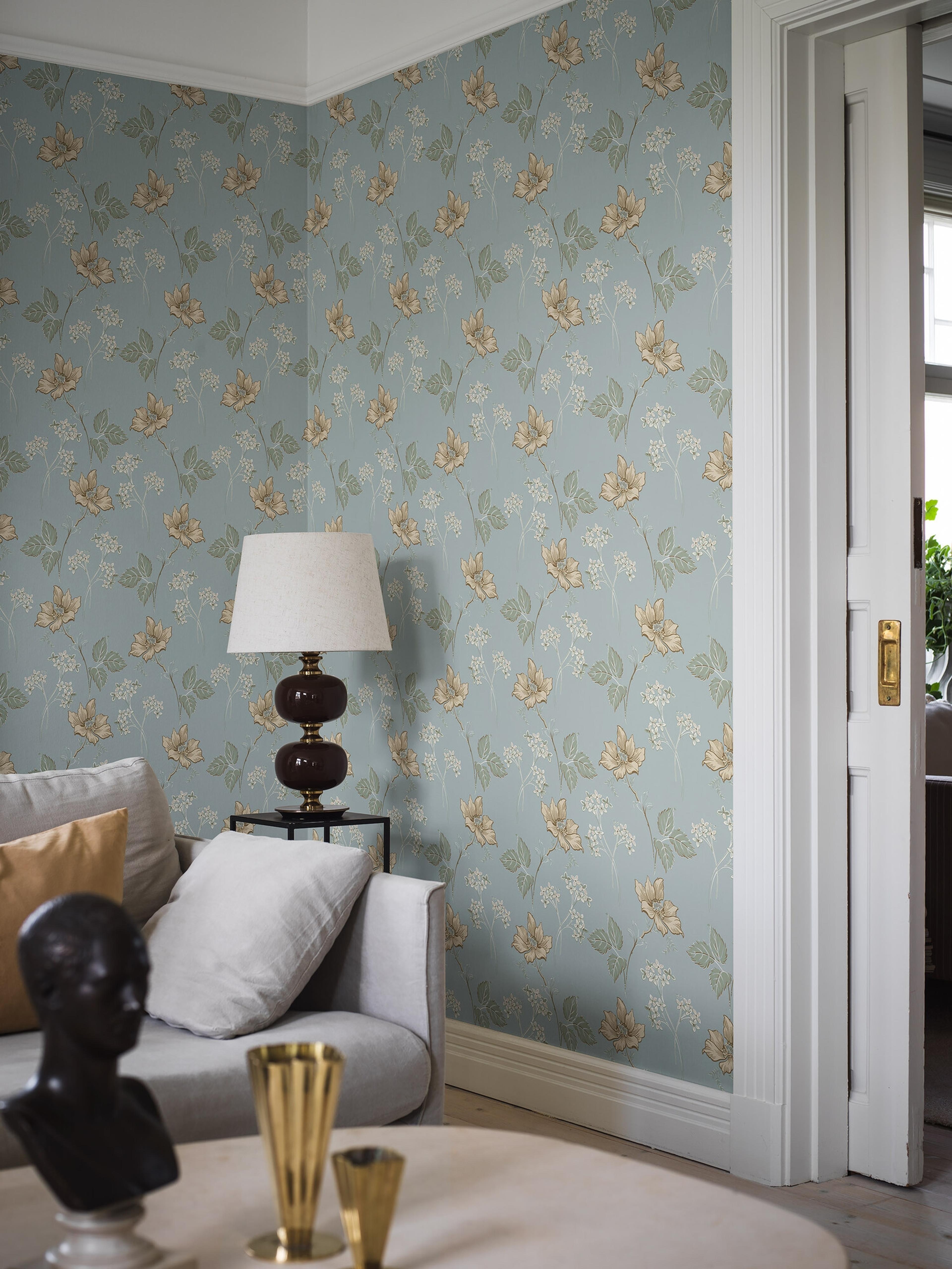 Valborg blå tapet tapet med blommigt mönster i blå. Från kollektionen Swedish Grace. Nonwoven-material med rak passning. Passar i vardagsrum och sovrum.​​​​‌﻿‍﻿​‍​‍‌‍﻿﻿‌﻿​‍‌‍‍‌‌‍‌﻿‌‍‍‌‌‍﻿‍​‍​‍​﻿‍‍​‍​‍‌﻿​﻿‌‍​‌‌‍﻿‍‌‍‍‌‌﻿‌​‌﻿‍‌​‍﻿‍‌‍‍‌‌‍﻿﻿​‍​‍​‍﻿​​‍​‍‌‍‍​‌﻿​‍‌‍‌‌‌‍‌‍​‍​‍​﻿‍‍​‍​‍‌‍‍​‌﻿‌​‌﻿‌​‌﻿​​‌﻿​﻿​﻿‍‍​‍﻿﻿​‍﻿﻿‌﻿‌﻿‌﻿‌﻿‌﻿‌﻿​‍﻿‍‌‍​﻿‌‍﻿﻿‌‍﻿​‌‍﻿﻿‌﻿​‍‌‍​‌‌‍﻿‌‌‍​‌​‍﻿‍‌﻿​﻿‌‍‌‌​‍﻿﻿‌﻿​﻿‌﻿‌​‌﻿‌‌‌‍‌​‌‍‍‌‌‍﻿﻿​‍﻿﻿‌‍‍‌‌‍﻿‍‌﻿‌​‌‍‌‌‌‍﻿‍‌﻿‌​​‍﻿﻿‌‍‌‌‌‍‌​‌‍‍‌‌﻿‌​​‍﻿﻿‌‍﻿‌‌‍﻿﻿‌‍‌​‌‍‌‌​﻿﻿‌‌﻿​​‌﻿​‍‌‍‌‌‌﻿​﻿‌‍‌‌‌‍﻿‍‌﻿‌​‌‍​‌‌﻿‌​‌‍‍‌‌‍﻿﻿‌‍﻿‍​﻿‍﻿‌‍‍‌‌‍‌​​﻿﻿‌‌‍‍‌‌‍﻿‌‌‍​‌‌‍‌﻿‌‍‌‌​‍﻿‌‌‍​‌​﻿‌​‌‍‌​​﻿​‍‌‍‌‍‌‍​﻿​﻿​﻿​﻿​﻿​﻿​﻿​﻿‍​​﻿‌‌​﻿​‌‌‍​‌‌‍​‌​﻿​‌‌‍‌‍​﻿‌‌​﻿‍‌‌‍​‌​﻿‌﻿‌‍​﻿‌‍‌​​﻿​‌‌‍​‍​﻿‍​​﻿​‌​﻿​​​﻿‍​‌‍‌​​﻿‌​​﻿‍‌​﻿​‌​﻿​‌​﻿‌‍‌‍‌‍​﻿​‌​﻿‌‍​﻿‌‍​﻿‌‌​﻿‌﻿​‍﻿‌​﻿​‌​﻿‌‌​﻿​​​﻿​​‌﻿‍​​﻿​‍​﻿​​​﻿​​​﻿​​​‍﻿‌‌‍‍‍‌﻿​​‌‍‌﻿​﻿‍﻿‌﻿‌​‌﻿‍‌‌﻿​​‌‍‌‌​﻿﻿‌‌﻿​﻿‌‍​‌‌‍﻿‍‌‍‍‌‌﻿‌​‌﻿‍‌​‍﻿‍‌‍‍‌‌‍﻿‌‌‍​‌‌‍‌﻿‌‍‌‌‌​​‌‌﻿​﻿‌﻿​﻿‌‍‌‌‌﻿‌​​﻿‍﻿‌﻿​​‌‍​‌‌﻿‌​‌‍‍​​﻿﻿‌‌‍​‌‌‍﻿​‌﻿‌​‌‌‌​‌‍‌‌‌﻿‍​‌﻿‌​​﻿﻿﻿‌‍​‍‌‍​‌‌﻿​﻿‌‍‌‌‌‌‌‌‌﻿​‍‌‍﻿​​﻿﻿‌‌‍‍​‌﻿‌​‌﻿‌​‌﻿​​‌﻿​﻿​‍‌‌​﻿​﻿‌​​‌​‍‌‌​﻿​‍‌​‌‍​‍‌‌​﻿​‍‌​‌‍‌﻿‌﻿‌﻿‌﻿‌﻿‌﻿​‍﻿‍‌‍​﻿‌‍﻿﻿‌‍﻿​‌‍﻿﻿‌﻿​‍‌‍​‌‌‍﻿‌‌‍​‌​‍﻿‍‌﻿​﻿‌‍‌‌​‍‌‌​﻿​‍‌​‌‍‌﻿​﻿‌﻿‌​‌﻿‌‌‌‍‌​‌‍‍‌‌‍﻿﻿​‍‌‍‌‍‍‌‌‍‌​​﻿﻿‌‌‍‍‌‌‍﻿‌‌‍​‌‌‍‌﻿‌‍‌‌​‍﻿‌‌‍​‌​﻿‌​‌‍‌​​﻿​‍‌‍‌‍‌‍​﻿​﻿​﻿​﻿​﻿​﻿​﻿​﻿‍​​﻿‌‌​﻿​‌‌‍​‌‌‍​‌​﻿​‌‌‍‌‍​﻿‌‌​﻿‍‌‌‍​‌​﻿‌﻿‌‍​﻿‌‍‌​​﻿​‌‌‍​‍​﻿‍​​﻿​‌​﻿​​​﻿‍​‌‍‌​​﻿‌​​﻿‍‌​﻿​‌​﻿​‌​﻿‌‍‌‍‌‍​﻿​‌​﻿‌‍​﻿‌‍​﻿‌‌​﻿‌﻿​‍﻿‌​﻿​‌​﻿‌‌​﻿​​​﻿​​‌﻿‍​​﻿​‍​﻿​​​﻿​​​﻿​​​‍﻿‌‌‍‍‍‌﻿​​‌‍‌﻿​‍‌‍‌﻿‌​‌﻿‍‌‌﻿​​‌‍‌‌​﻿﻿‌‌﻿​﻿‌‍​‌‌‍﻿‍‌‍‍‌‌﻿‌​‌﻿‍‌​‍﻿‍‌‍‍‌‌‍﻿‌‌‍​‌‌‍‌﻿‌‍‌‌‌​​‌‌﻿​﻿‌﻿​﻿‌‍‌‌‌﻿‌​​‍‌‍‌﻿​​‌‍​‌‌﻿‌​‌‍‍​​﻿﻿‌‌‍​‌‌‍﻿​‌﻿‌​‌‌‌​‌‍‌‌‌﻿‍​‌﻿‌​​‍‌‍‌﻿​​‌‍‌‌‌﻿​‍‌﻿​﻿‌﻿​​‌‍‌‌‌‍​﻿‌﻿‌​‌‍‍‌‌﻿‌‍‌‍‌‌​﻿﻿‌‌﻿​​‌﻿‌‌‌‍​‍‌‍﻿​‌‍‍‌‌﻿​﻿‌‍‍​‌‍‌‌‌‍‌​​‍​‍‌﻿﻿‌