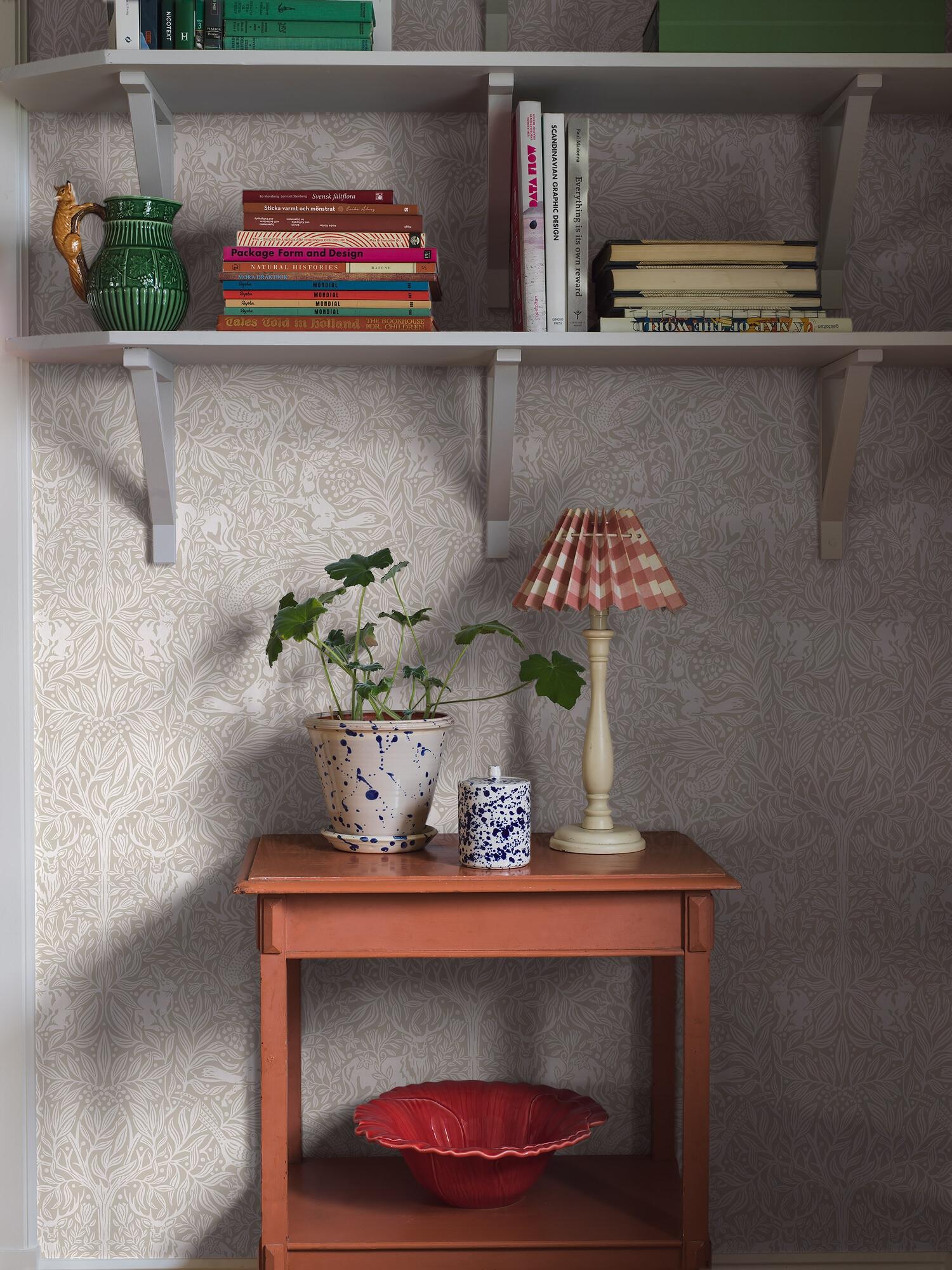 Under the Elder Tree tapet med djur, botaniskt mönster i beige. Från kollektionen New Heritage. Nonwoven-material med förskjuten passning.