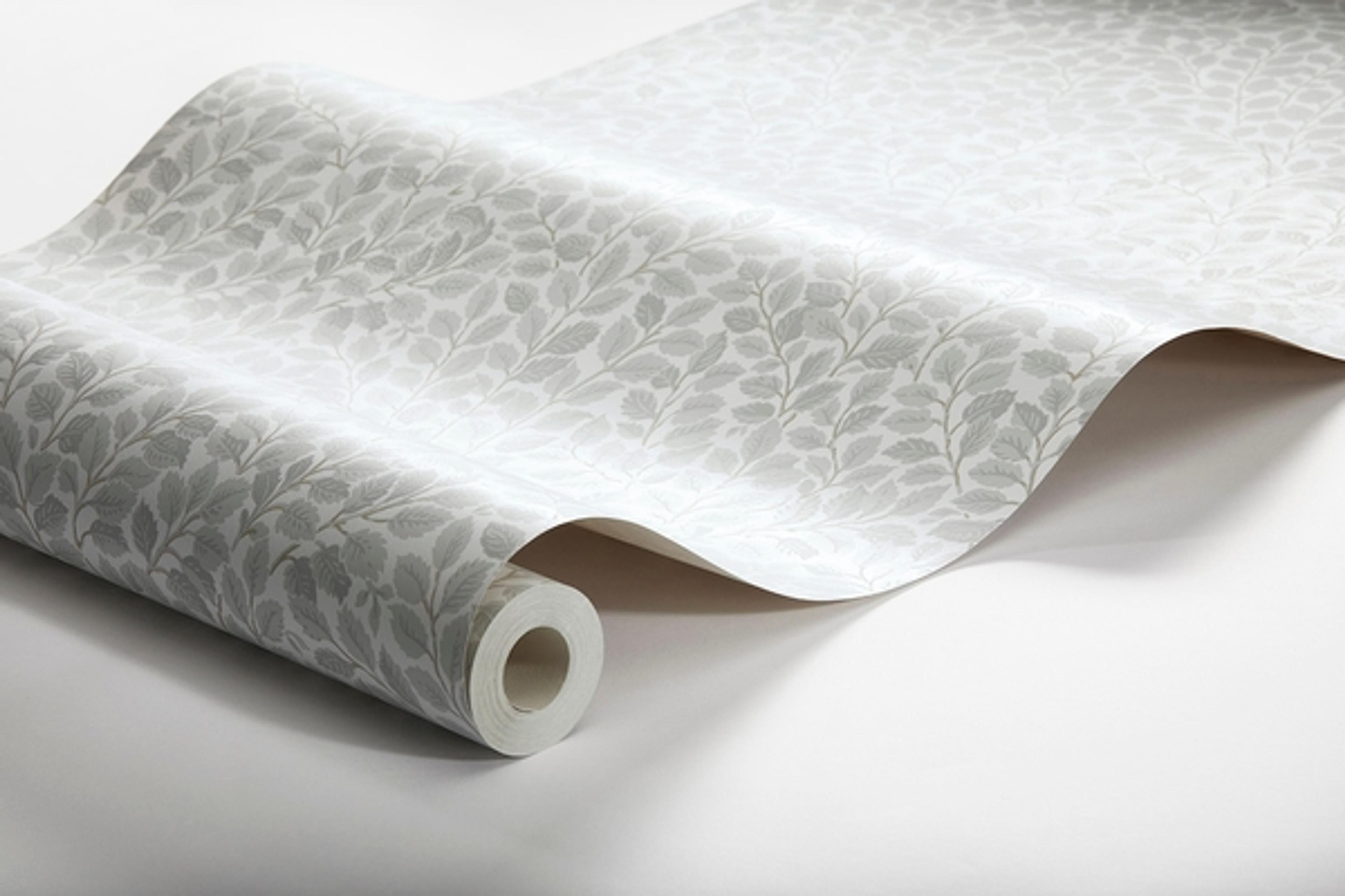 Hazel småbladig, grå/beige tapet från Boråstapeter med botaniskt mönster i grå och beige. Från kollektionen Falsterbo III. Nonwoven-material med rak passning. Country, city-stil.