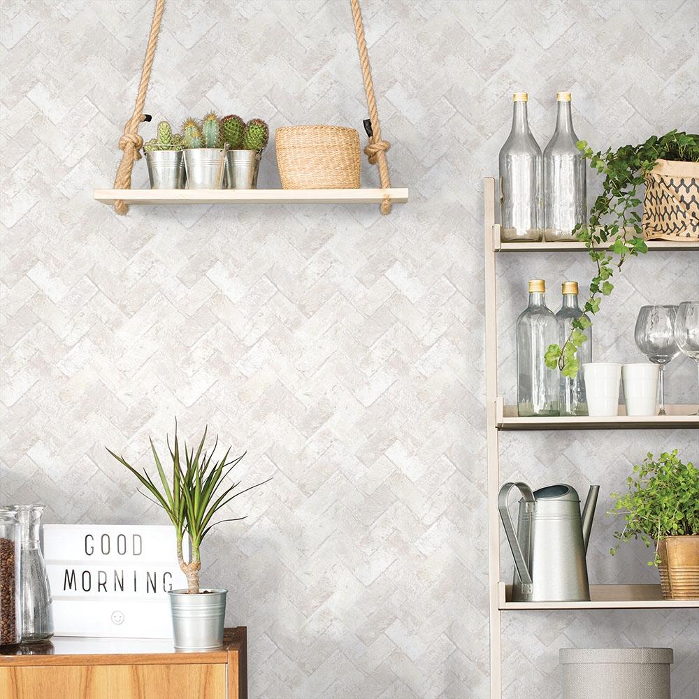 Herringbone Brick tapet i beige. Från kollektionen Just Kitchens. Nonwoven-material med rak passning.