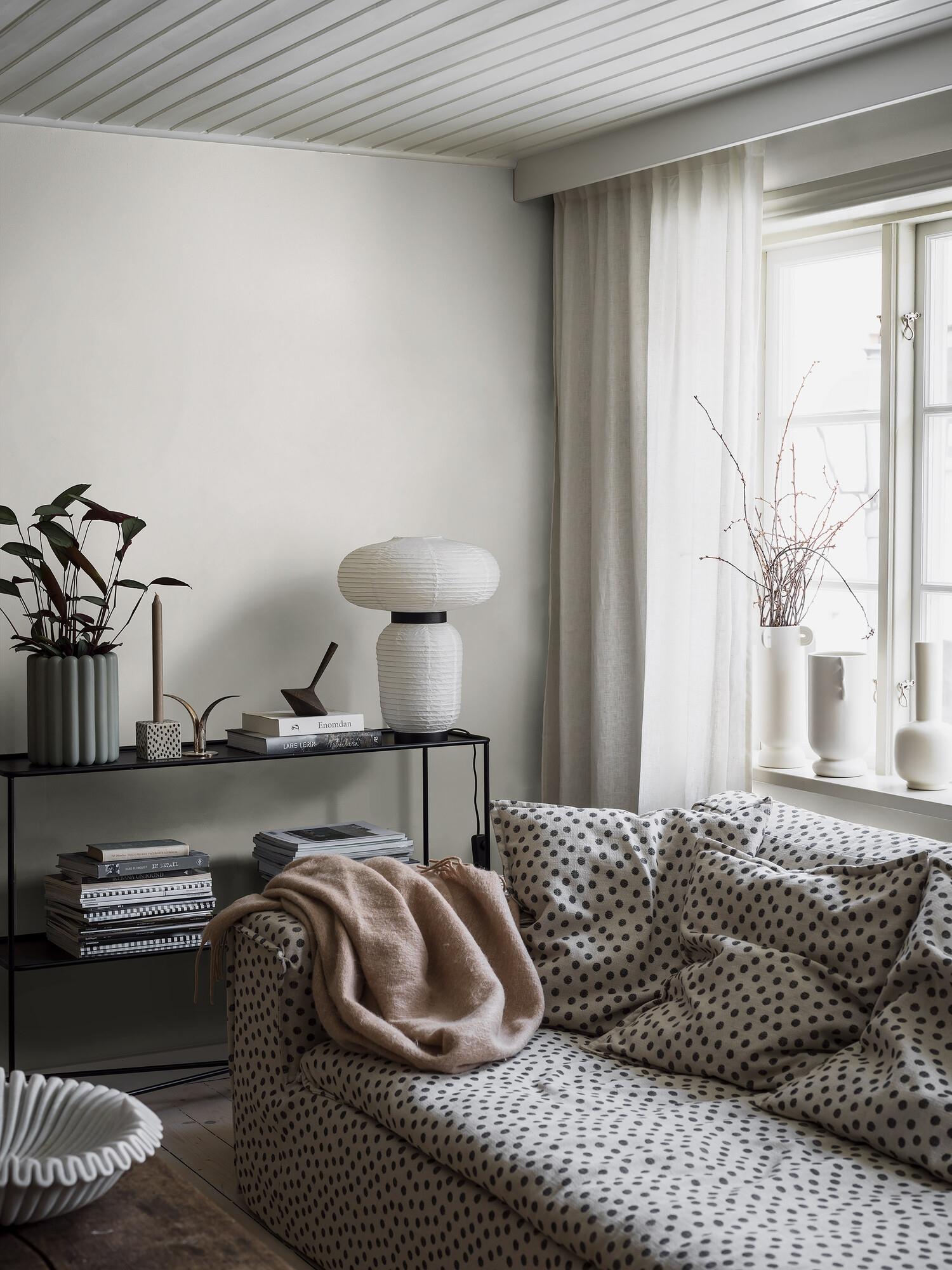 Birch White tapet med enfargat, textilimitation mönster i vit. Från kollektionen Linen. Nonwoven-material. Passar i vardagsrum och matsal.