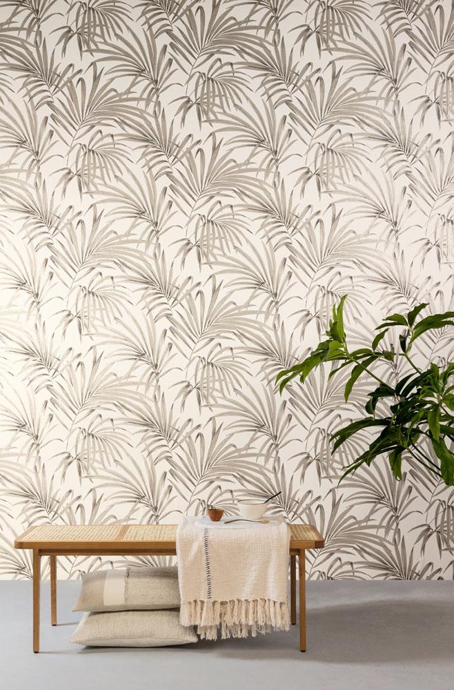 Palm sand tapet med botaniskt mönster i vit. Från kollektionen lotus. Nonwoven-material med förskjuten passning.