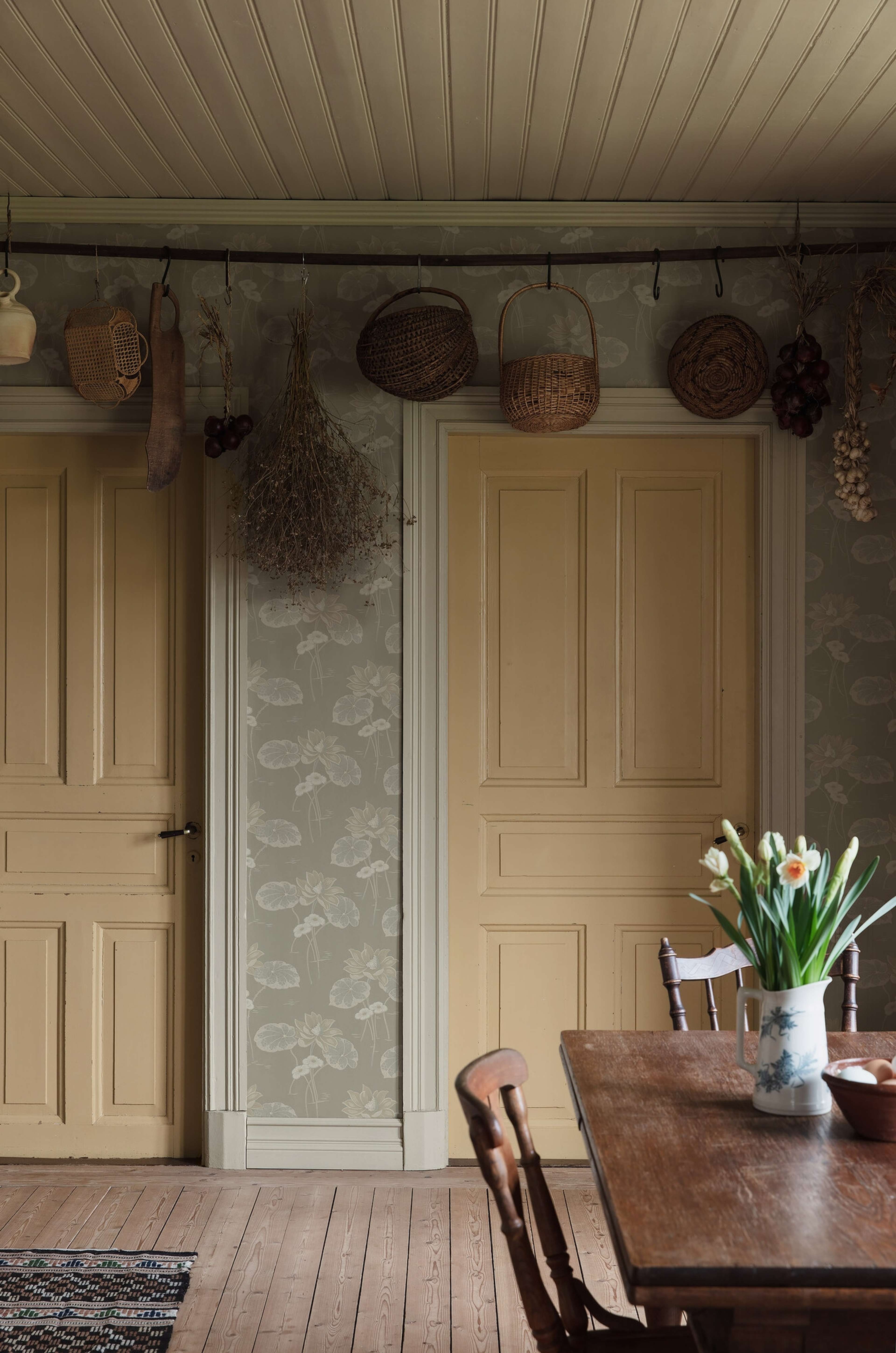 Haga tapet med blommigt mönster i grå. Från kollektionen Alla Tiders Hus. Nonwoven-material med förskjuten passning. Passar i vardagsrum, matsal och kök.​​​​‌﻿‍﻿​‍​‍‌‍﻿﻿‌﻿​‍‌‍‍‌‌‍‌﻿‌‍‍‌‌‍﻿‍​‍​‍​﻿‍‍​‍​‍‌﻿​﻿‌‍​‌‌‍﻿‍‌‍‍‌‌﻿‌​‌﻿‍‌​‍﻿‍‌‍‍‌‌‍﻿﻿​‍​‍​‍﻿​​‍​‍‌‍‍​‌﻿​‍‌‍‌‌‌‍‌‍​‍​‍​﻿‍‍​‍​‍‌‍‍​‌﻿‌​‌﻿‌​‌﻿​​‌﻿​﻿​﻿‍‍​‍﻿﻿​‍﻿﻿‌﻿‌﻿‌﻿‌﻿‌﻿‌﻿​‍﻿‍‌‍​﻿‌‍﻿﻿‌‍﻿​‌‍﻿﻿‌﻿​‍‌‍​‌‌‍﻿‌‌‍​‌​‍﻿‍‌﻿​﻿‌‍‌‌​‍﻿﻿‌﻿​﻿‌﻿‌​‌﻿‌‌‌‍‌​‌‍‍‌‌‍﻿﻿​‍﻿﻿‌‍‍‌‌‍﻿‍‌﻿‌​‌‍‌‌‌‍﻿‍‌﻿‌​​‍﻿﻿‌‍‌‌‌‍‌​‌‍‍‌‌﻿‌​​‍﻿﻿‌‍﻿‌‌‍﻿﻿‌‍‌​‌‍‌‌​﻿﻿‌‌﻿​​‌﻿​‍‌‍‌‌‌﻿​﻿‌‍‌‌‌‍﻿‍‌﻿‌​‌‍​‌‌﻿‌​‌‍‍‌‌‍﻿﻿‌‍﻿‍​﻿‍﻿‌‍‍‌‌‍‌​​﻿﻿‌‌‍‍‌‌‍﻿‌‌‍​‌‌‍‌﻿‌‍‌‌​‍﻿‌‌‍​‌​﻿‌﻿​﻿​​‌‍‌‌‌‍‌​​﻿‌‍​﻿​﻿​﻿‍‌​﻿‍‌​﻿‍‌​﻿‍​‌‍​‍​﻿‌​​﻿‌﻿​﻿‍​‌‍‌‍​﻿‌‍​﻿‌​​﻿‌﻿​﻿‌﻿‌‍​﻿​﻿​‍‌‍‌‍​﻿‌‌​﻿​﻿​﻿‌﻿‌‍​‍‌‍​﻿‌‍‌‍​﻿‌‌‌‍‌‌​﻿‌‍​﻿​‍​﻿‌‍​﻿​﻿‌‍​‌‌‍​﻿​﻿‍​​﻿‌​‌‍​﻿​‍﻿‌​﻿​‌​﻿​﻿​﻿​‍​﻿‌‌‌﻿‍​​﻿​‍​﻿​​​﻿​​​﻿​​​‍﻿‌‌‍‍‍‌﻿​​‌‍‌﻿​﻿‍﻿‌﻿‌​‌﻿‍‌‌﻿​​‌‍‌‌​﻿﻿‌‌﻿​﻿‌‍​‌‌‍﻿‍‌‍‍‌‌﻿‌​‌﻿‍‌​‍﻿‍‌‍‍‌‌‍﻿‌‌‍​‌‌‍‌﻿‌‍‌‌‌​​‌‌﻿​﻿‌﻿​﻿‌‍‌‌‌﻿‌​​﻿‍﻿‌﻿​​‌‍​‌‌﻿‌​‌‍‍​​﻿﻿‌‌‍​‌‌‍﻿​‌﻿‌​‌‌‌​‌‍‌‌‌﻿‍​‌﻿‌​​﻿﻿﻿‌‍​‍‌‍​‌‌﻿​﻿‌‍‌‌‌‌‌‌‌﻿​‍‌‍﻿​​﻿﻿‌‌‍‍​‌﻿‌​‌﻿‌​‌﻿​​‌﻿​﻿​‍‌‌​﻿​﻿‌​​‌​‍‌‌​﻿​‍‌​‌‍​‍‌‌​﻿​‍‌​‌‍‌﻿‌﻿‌﻿‌﻿‌﻿‌﻿​‍﻿‍‌‍​﻿‌‍﻿﻿‌‍﻿​‌‍﻿﻿‌﻿​‍‌‍​‌‌‍﻿‌‌‍​‌​‍﻿‍‌﻿​﻿‌‍‌‌​‍‌‌​﻿​‍‌​‌‍‌﻿​﻿‌﻿‌​‌﻿‌‌‌‍‌​‌‍‍‌‌‍﻿﻿​‍‌‍‌‍‍‌‌‍‌​​﻿﻿‌‌‍‍‌‌‍﻿‌‌‍​‌‌‍‌﻿‌‍‌‌​‍﻿‌‌‍​‌​﻿‌﻿​﻿​​‌‍‌‌‌‍‌​​﻿‌‍​﻿​﻿​﻿‍‌​﻿‍‌​﻿‍‌​﻿‍​‌‍​‍​﻿‌​​﻿‌﻿​﻿‍​‌‍‌‍​﻿‌‍​﻿‌​​﻿‌﻿​﻿‌﻿‌‍​﻿​﻿​‍‌‍‌‍​﻿‌‌​﻿​﻿​﻿‌﻿‌‍​‍‌‍​﻿‌‍‌‍​﻿‌‌‌‍‌‌​﻿‌‍​﻿​‍​﻿‌‍​﻿​﻿‌‍​‌‌‍​﻿​﻿‍​​﻿‌​‌‍​﻿​‍﻿‌​﻿​‌​﻿​﻿​﻿​‍​﻿‌‌‌﻿‍​​﻿​‍​﻿​​​﻿​​​﻿​​​‍﻿‌‌‍‍‍‌﻿​​‌‍‌﻿​‍‌‍‌﻿‌​‌﻿‍‌‌﻿​​‌‍‌‌​﻿﻿‌‌﻿​﻿‌‍​‌‌‍﻿‍‌‍‍‌‌﻿‌​‌﻿‍‌​‍﻿‍‌‍‍‌‌‍﻿‌‌‍​‌‌‍‌﻿‌‍‌‌‌​​‌‌﻿​﻿‌﻿​﻿‌‍‌‌‌﻿‌​​‍‌‍‌﻿​​‌‍​‌‌﻿‌​‌‍‍​​﻿﻿‌‌‍​‌‌‍﻿​‌﻿‌​‌‌‌​‌‍‌‌‌﻿‍​‌﻿‌​​‍‌‍‌﻿​​‌‍‌‌‌﻿​‍‌﻿​﻿‌﻿​​‌‍‌‌‌‍​﻿‌﻿‌​‌‍‍‌‌﻿‌‍‌‍‌‌​﻿﻿‌‌﻿​​‌﻿‌‌‌‍​‍‌‍﻿​‌‍‍‌‌﻿​﻿‌‍‍​‌‍‌‌‌‍‌​​‍​‍‌﻿﻿‌