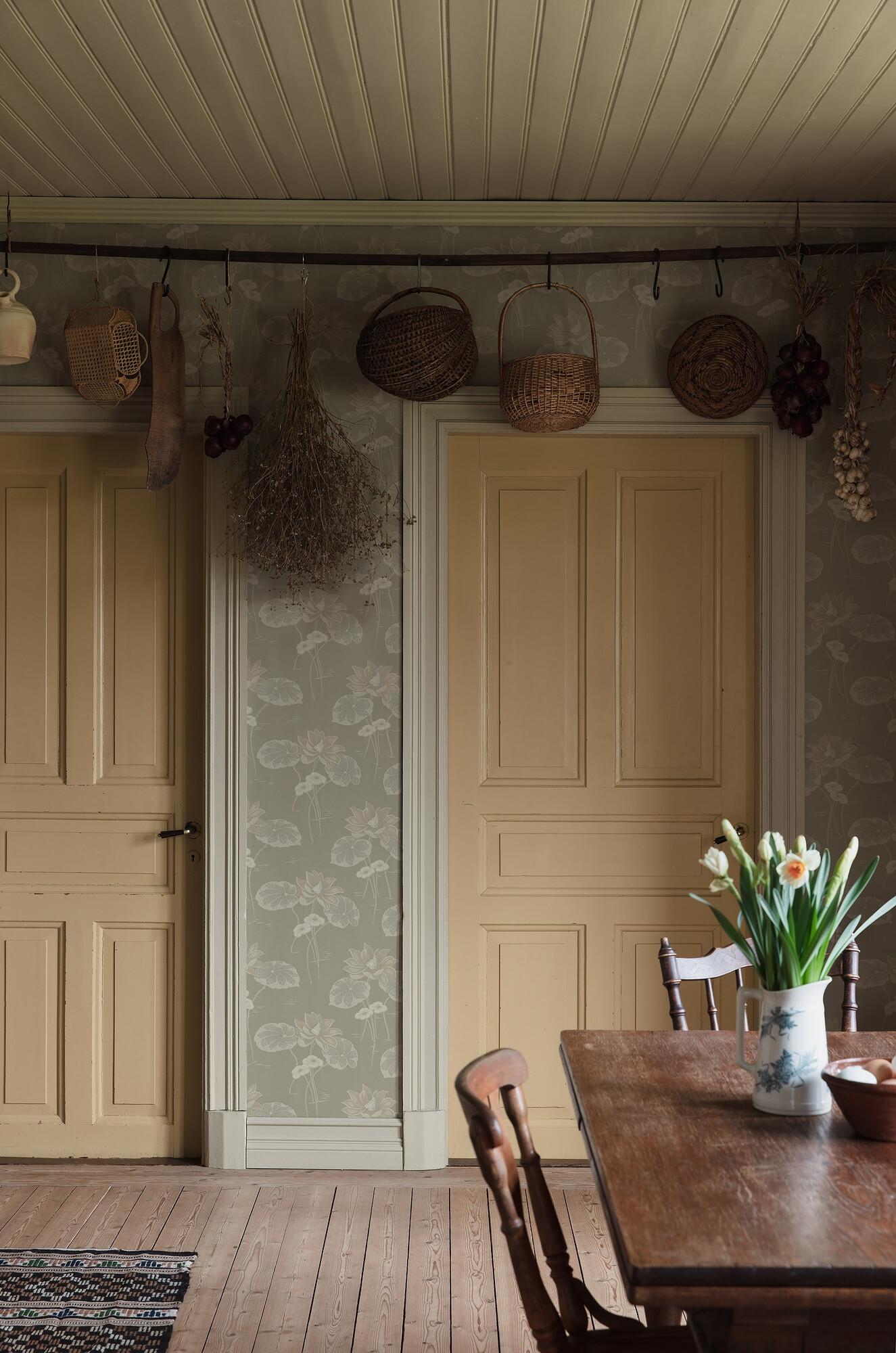 Haga tapet med blommigt mönster i grå. Från kollektionen Alla Tiders Hus. Nonwoven-material med förskjuten passning. Passar i vardagsrum, matsal och kök.