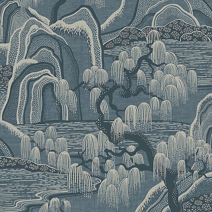 Indigo Garden tapet från Boråstapeter med naturochlandskap mönster i blå. Från kollektionen Eastern Simplicity. Nonwoven-material med förskjuten passning. City-stil. Passar i vardagsrum, hall och arbetsrum.