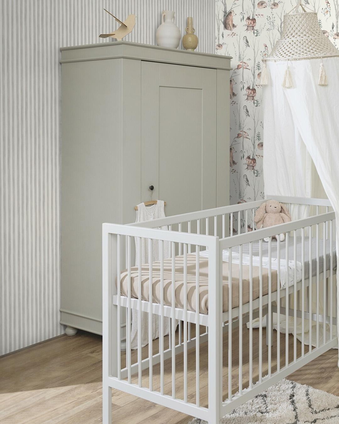 Kids World tapet med djur, lekfullt mönster i vit. Från kollektionen Kids World. Nonwoven-material med förskjuten passning. Passar i sovrum och barnrum.