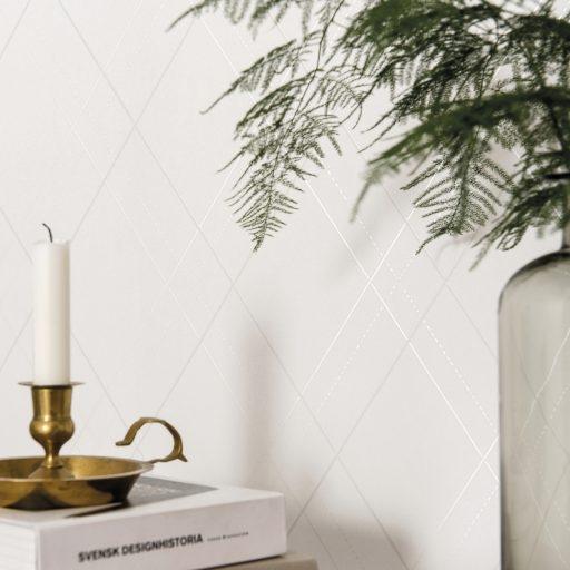 Harry, Silver tapet från duro med geometriskt mönster i vit. Från kollektionen Spira. Nonwoven-material med rak passning. Stram, city-stil.