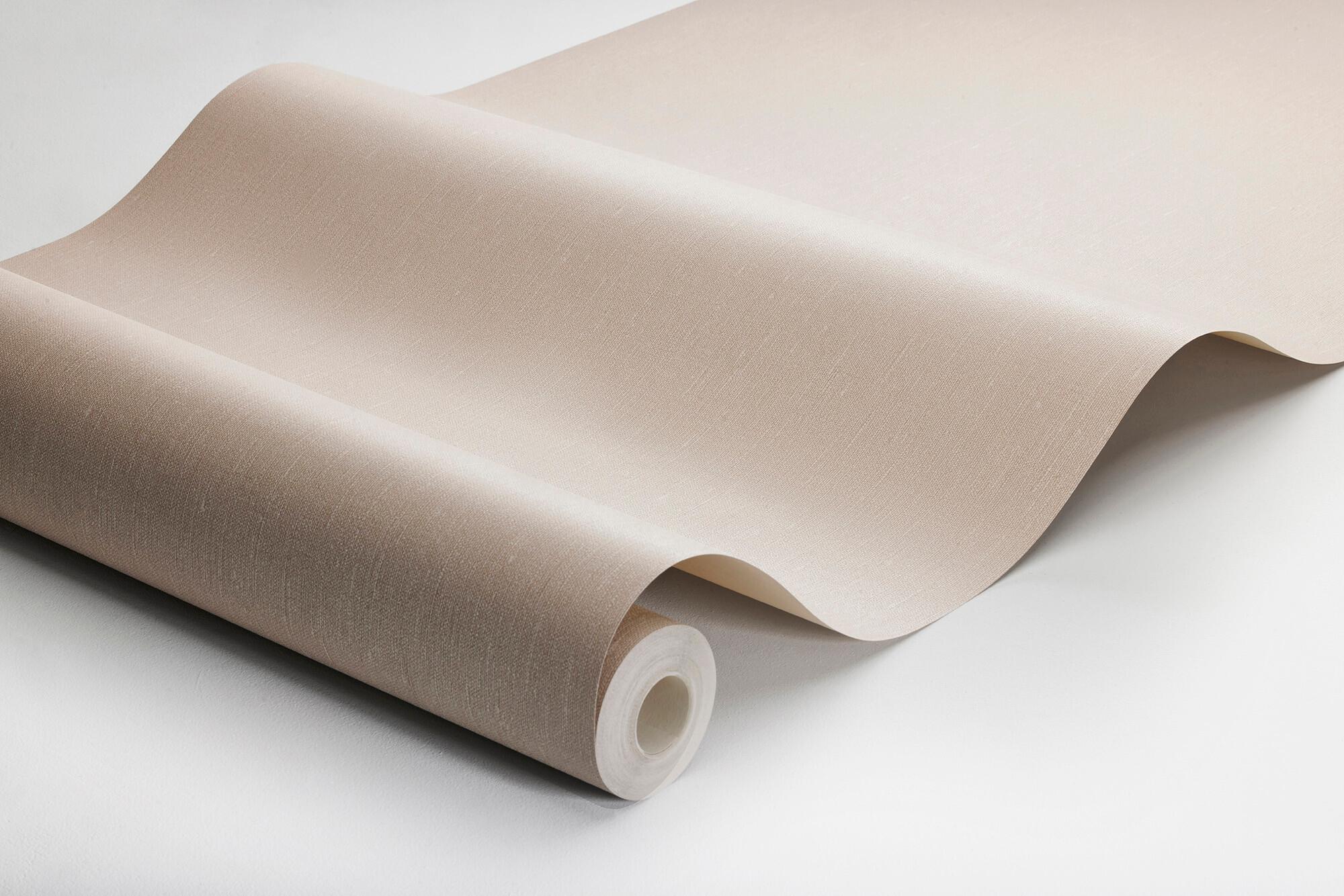 Rose Clay tapet med enfargat, textilimitation mönster i rosa. Från kollektionen Linen. Nonwoven-material. Passar i vardagsrum och matsal.