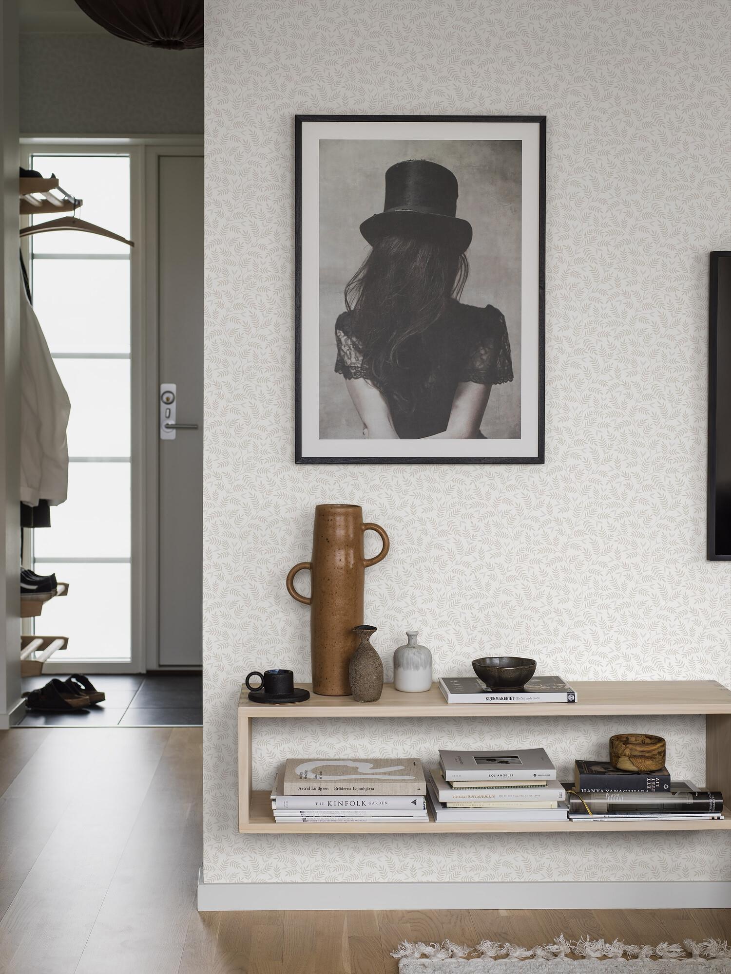 Olof 38732, tapet tapet med botaniskt mönster i grå. Från kollektionen Borosan Hem. Nonwoven-material med rak passning.