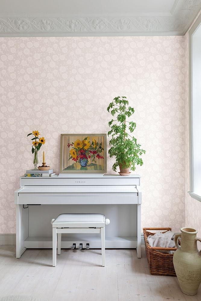 Lizette tapet med botaniskt mönster i grå och beige. Från kollektionen skogsgläntan. Nonwoven-material med rak passning. Country-stil. Passar i vardagsrum, sovrum och matsal.