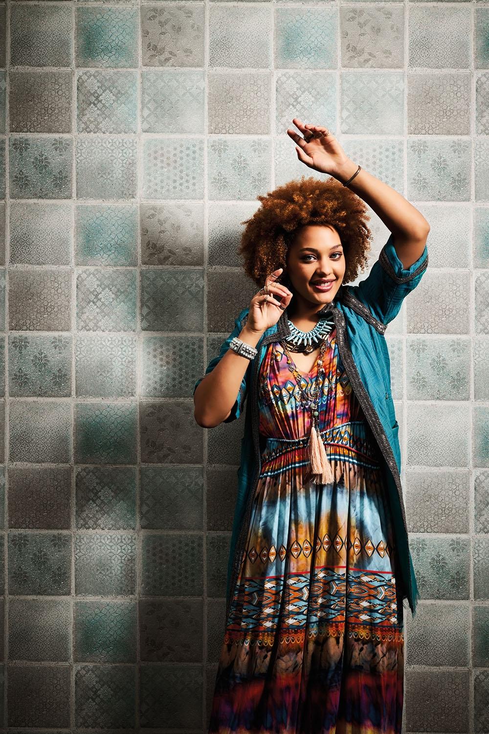 Ella, tapet i turkos tapet med tegelsten mönster i turkos. Från kollektionen new studio. Nonwoven-material med rak passning. Passar i vardagsrum och matsal.