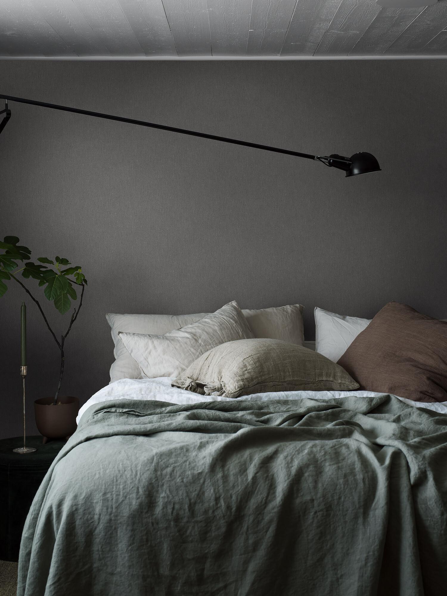 Dim Linen tapet med enfargat, textilimitation mönster i grå. Från kollektionen Linen. Nonwoven-material. Passar i vardagsrum och matsal.