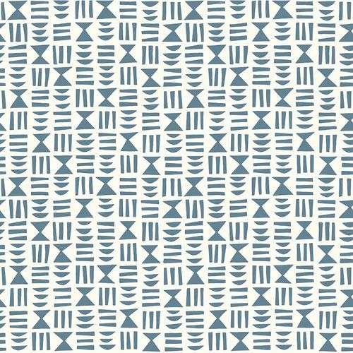 Heiroglyph Denim tapet från Midbec med grafiskt, retro mönster i blå. Från kollektionen Kinfolk. Nonwoven-material med rak passning.