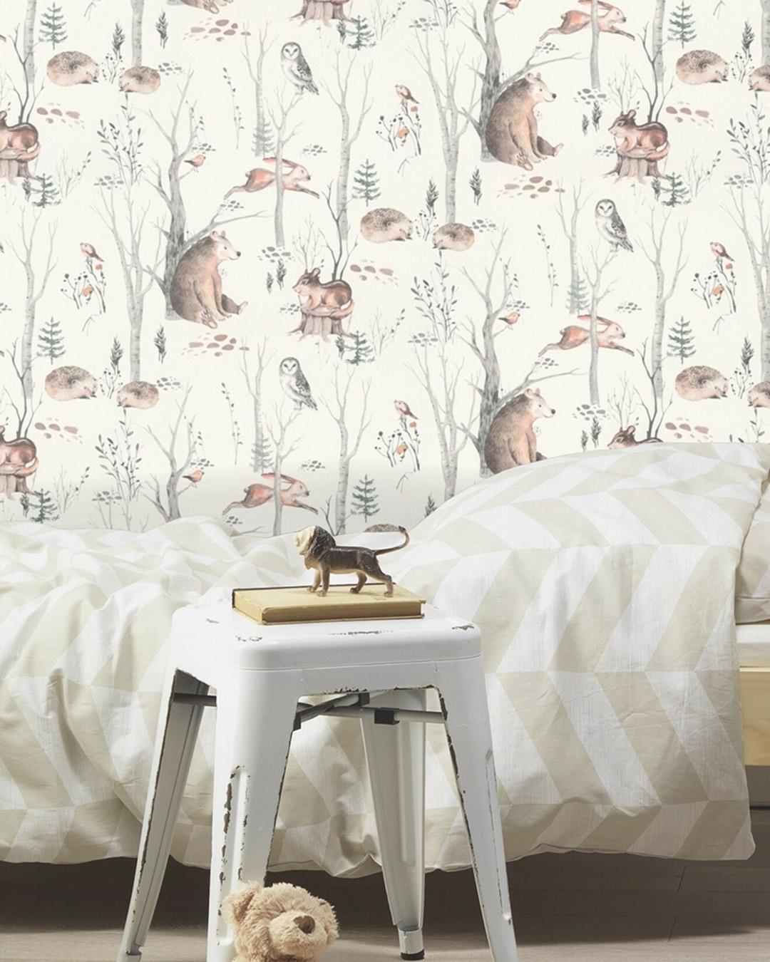 Kids World tapet med djur, lekfullt mönster i vit. Från kollektionen Kids World. Nonwoven-material med förskjuten passning. Passar i sovrum och barnrum.