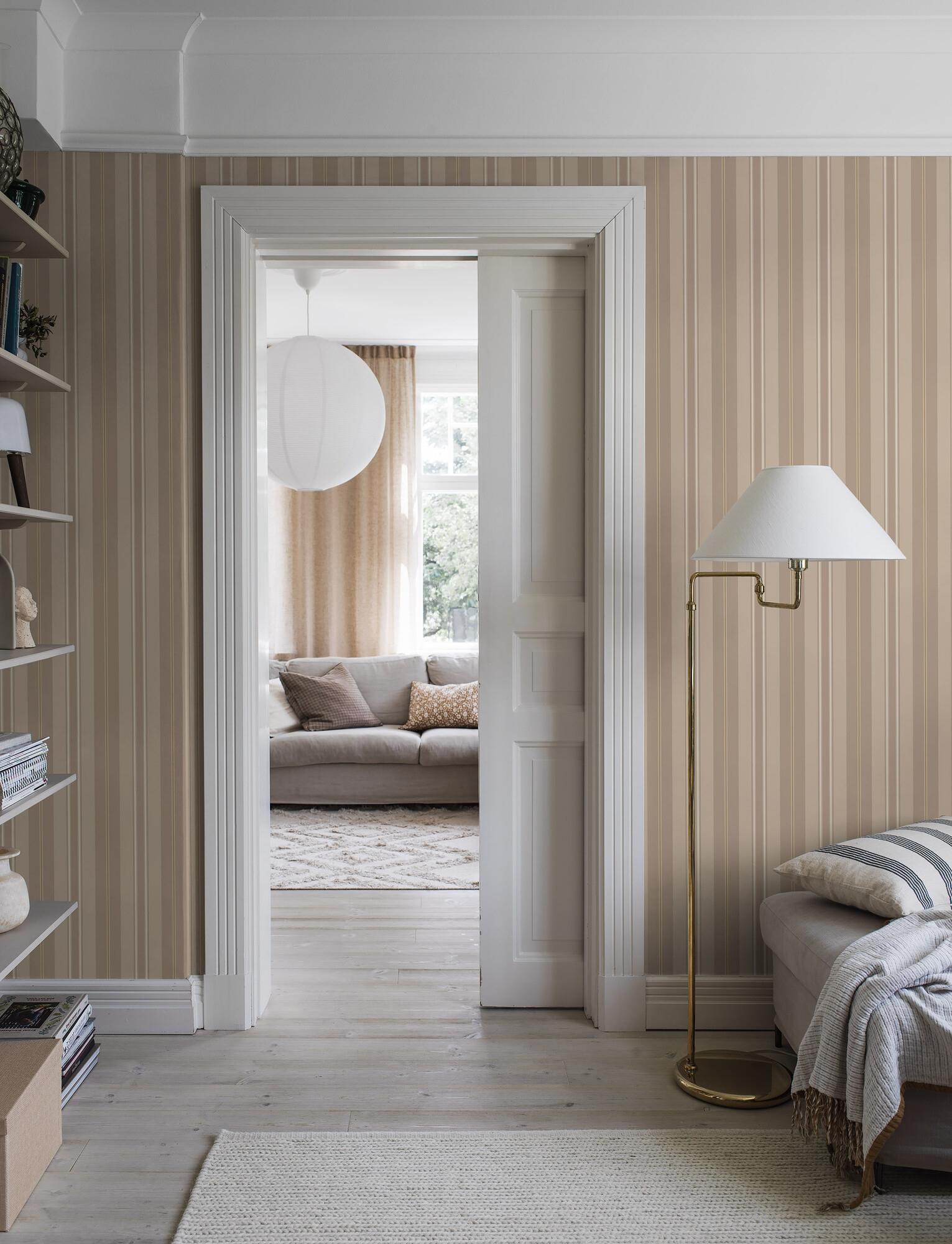 Gustaf tapet med randigt mönster i brun och beige. Från kollektionen timeless traditions. Nonwoven-material.