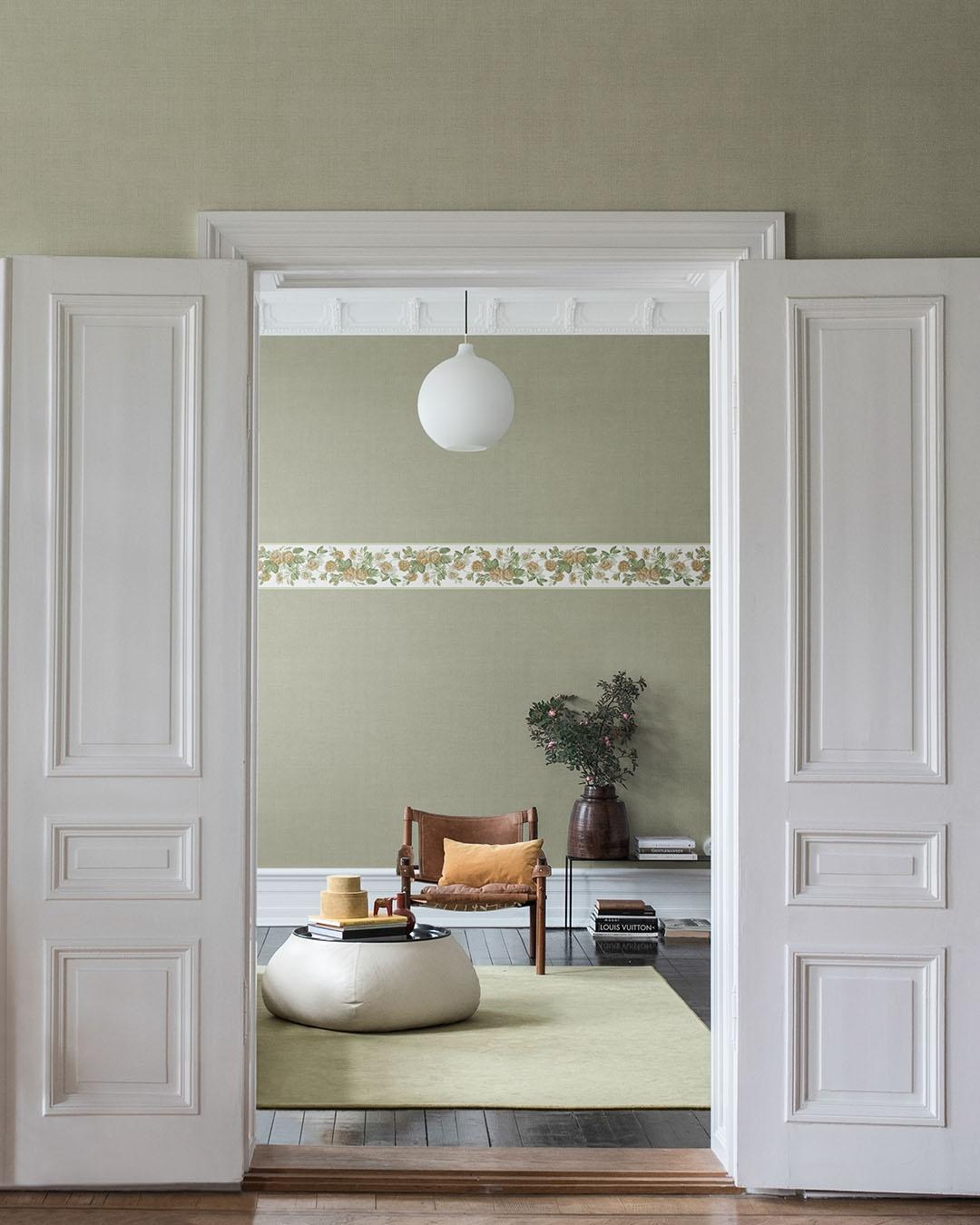 Jute varmgrå, tapet tapet enfärgad i grå. Från kollektionen Sommaräng. Nonwoven-material.