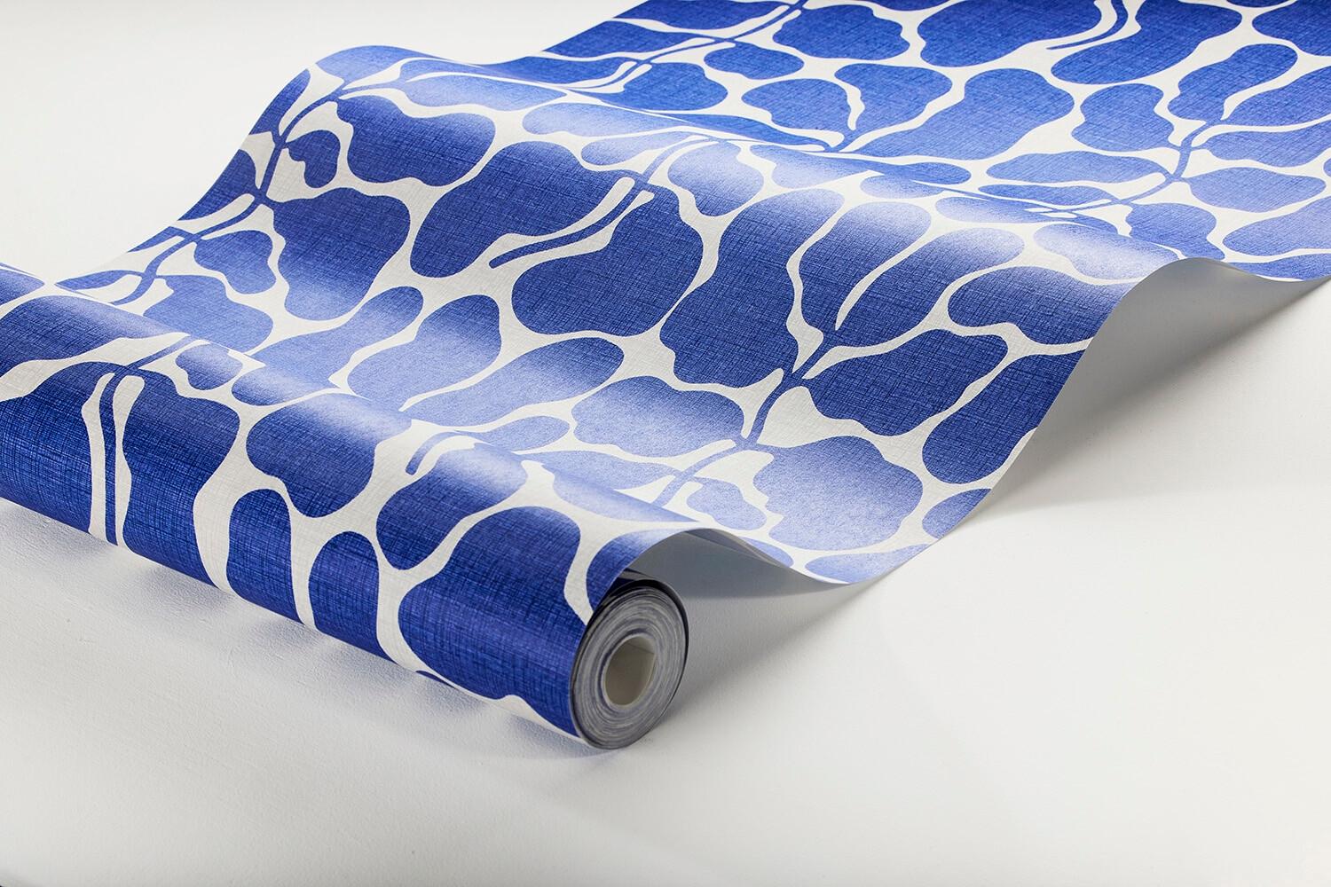 My Secret Garden blå, tapet tapet med botaniskt, grafiskt, retro mönster i blå. Från kollektionen swedish designers. Nonwoven-material med förskjuten passning.