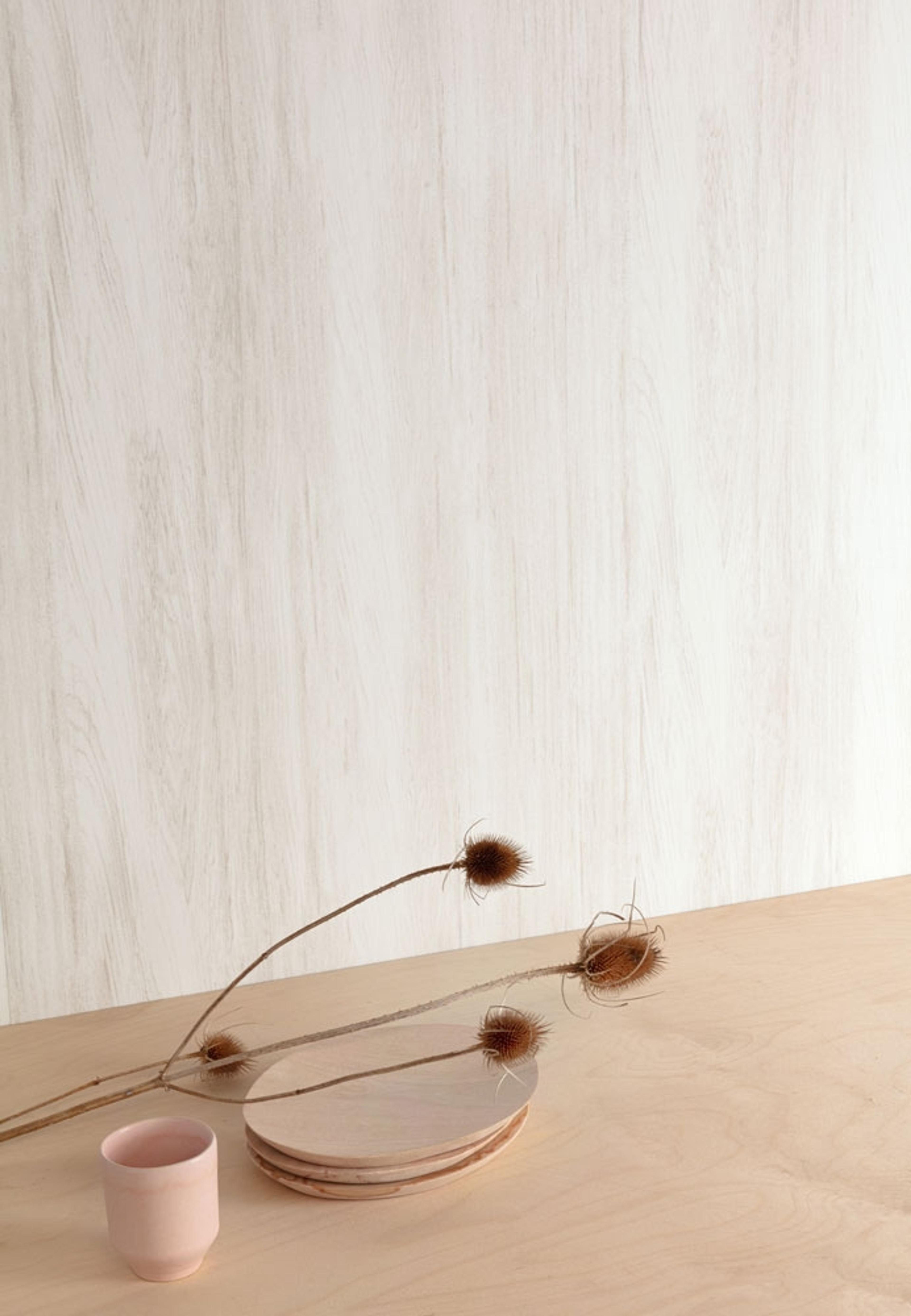 Wood snow tapet med träimitation mönster i vit. Från kollektionen lotus. Nonwoven-material.