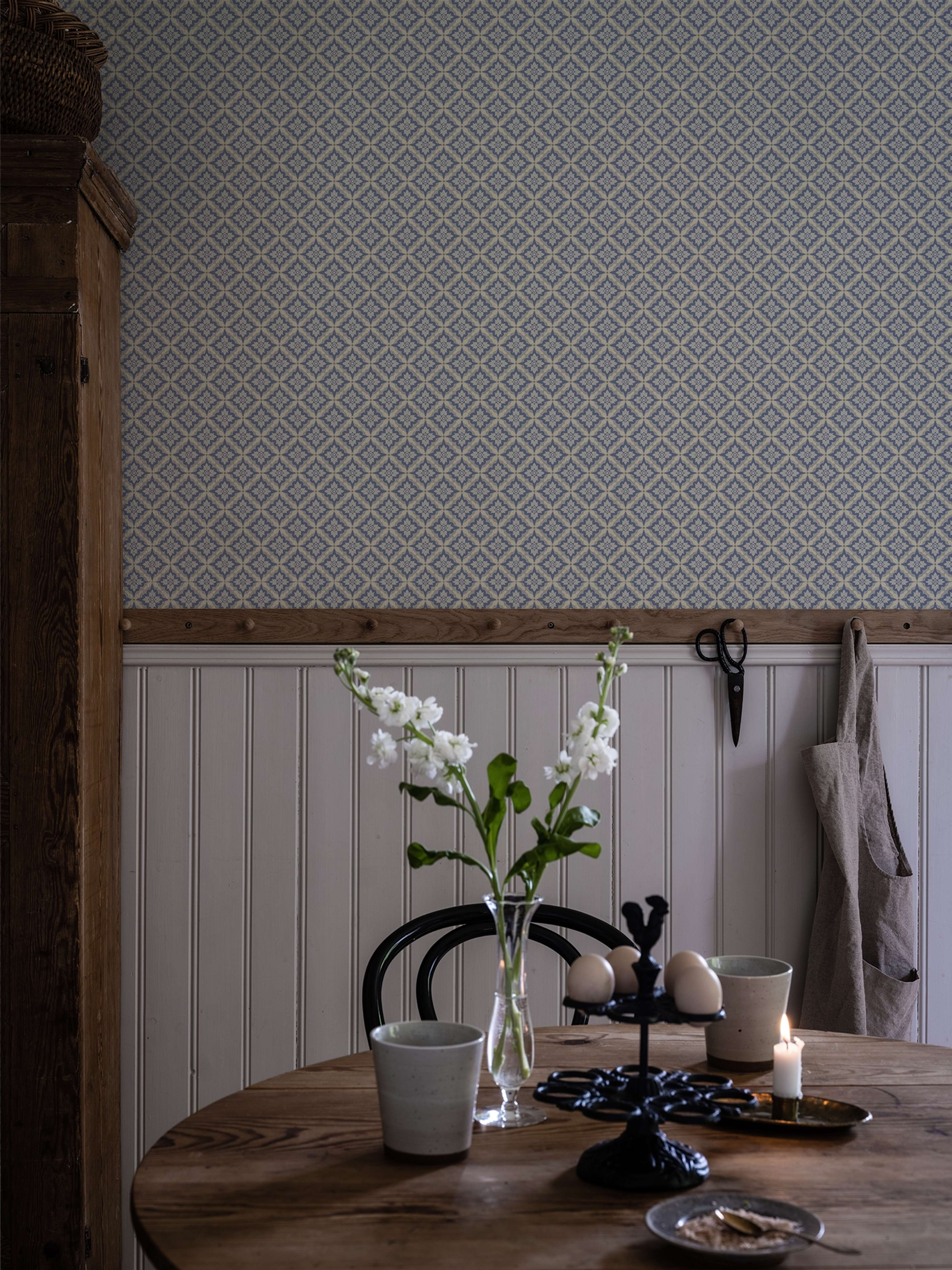 Ingrid Blå tapet med geometriskt mönster i blå. Från kollektionen Gammalsvenska klassiker 1850–1950. Nonwoven-material med rak passning. Passar i vardagsrum och matsal.​​​​‌﻿‍﻿​‍​‍‌‍﻿﻿‌﻿​‍‌‍‍‌‌‍‌﻿‌‍‍‌‌‍﻿‍​‍​‍​﻿‍‍​‍​‍‌﻿​﻿‌‍​‌‌‍﻿‍‌‍‍‌‌﻿‌​‌﻿‍‌​‍﻿‍‌‍‍‌‌‍﻿﻿​‍​‍​‍﻿​​‍​‍‌‍‍​‌﻿​‍‌‍‌‌‌‍‌‍​‍​‍​﻿‍‍​‍​‍‌‍‍​‌﻿‌​‌﻿‌​‌﻿​​‌﻿​﻿​﻿‍‍​‍﻿﻿​‍﻿﻿‌﻿‌﻿‌﻿‌﻿‌﻿‌﻿​‍﻿‍‌‍​﻿‌‍﻿﻿‌‍﻿​‌‍﻿﻿‌﻿​‍‌‍​‌‌‍﻿‌‌‍​‌​‍﻿‍‌﻿​﻿‌‍‌‌​‍﻿﻿‌﻿​﻿‌﻿‌​‌﻿‌‌‌‍‌​‌‍‍‌‌‍﻿﻿​‍﻿﻿‌‍‍‌‌‍﻿‍‌﻿‌​‌‍‌‌‌‍﻿‍‌﻿‌​​‍﻿﻿‌‍‌‌‌‍‌​‌‍‍‌‌﻿‌​​‍﻿﻿‌‍﻿‌‌‍﻿﻿‌‍‌​‌‍‌‌​﻿﻿‌‌﻿​​‌﻿​‍‌‍‌‌‌﻿​﻿‌‍‌‌‌‍﻿‍‌﻿‌​‌‍​‌‌﻿‌​‌‍‍‌‌‍﻿﻿‌‍﻿‍​﻿‍﻿‌‍‍‌‌‍‌​​﻿﻿‌‌‍‍‌‌‍﻿‌‌‍​‌‌‍‌﻿‌‍‌‌​‍﻿‌‌‍​‌‌‍​﻿​﻿‍‌​﻿​‍​﻿​﻿​﻿‌﻿​﻿‌‍​﻿‌‌​﻿‌​‌‍​‍‌‍​‍‌‍​﻿​﻿‍‌​﻿‌﻿​﻿​​‌‍‌‍​﻿‍‌​﻿‌‌​﻿​‌​﻿‌‍‌‍​‌‌‍​﻿​﻿‍​​﻿‌​​﻿‌‌​﻿​​​﻿‍​​﻿​﻿​﻿‍‌​﻿‌﻿​﻿‍‌​﻿​​‌‍‌‍​﻿‍‌​﻿​‍‌‍‌‍‌‍​‌‌‍​﻿​﻿​​​﻿‌​​‍﻿‌​﻿​‌​﻿‌‌​﻿​​​﻿​​‌﻿‍​​﻿​‍​﻿​​​﻿​​​﻿​​​‍﻿‌‌‍‍‍‌﻿​​‌‍‌﻿​﻿‍﻿‌﻿‌​‌﻿‍‌‌﻿​​‌‍‌‌​﻿﻿‌‌﻿​﻿‌‍​‌‌‍﻿‍‌‍‍‌‌﻿‌​‌﻿‍‌​‍﻿‍‌‍‍‌‌‍﻿‌‌‍​‌‌‍‌﻿‌‍‌‌‌​​‌‌﻿​﻿‌﻿​﻿‌‍‌‌‌﻿‌​​﻿‍﻿‌﻿​​‌‍​‌‌﻿‌​‌‍‍​​﻿﻿‌‌‍​‌‌‍﻿​‌﻿‌​‌‌‌​‌‍‌‌‌﻿‍​‌﻿‌​​﻿﻿﻿‌‍​‍‌‍​‌‌﻿​﻿‌‍‌‌‌‌‌‌‌﻿​‍‌‍﻿​​﻿﻿‌‌‍‍​‌﻿‌​‌﻿‌​‌﻿​​‌﻿​﻿​‍‌‌​﻿​﻿‌​​‌​‍‌‌​﻿​‍‌​‌‍​‍‌‌​﻿​‍‌​‌‍‌﻿‌﻿‌﻿‌﻿‌﻿‌﻿​‍﻿‍‌‍​﻿‌‍﻿﻿‌‍﻿​‌‍﻿﻿‌﻿​‍‌‍​‌‌‍﻿‌‌‍​‌​‍﻿‍‌﻿​﻿‌‍‌‌​‍‌‌​﻿​‍‌​‌‍‌﻿​﻿‌﻿‌​‌﻿‌‌‌‍‌​‌‍‍‌‌‍﻿﻿​‍‌‍‌‍‍‌‌‍‌​​﻿﻿‌‌‍‍‌‌‍﻿‌‌‍​‌‌‍‌﻿‌‍‌‌​‍﻿‌‌‍​‌‌‍​﻿​﻿‍‌​﻿​‍​﻿​﻿​﻿‌﻿​﻿‌‍​﻿‌‌​﻿‌​‌‍​‍‌‍​‍‌‍​﻿​﻿‍‌​﻿‌﻿​﻿​​‌‍‌‍​﻿‍‌​﻿‌‌​﻿​‌​﻿‌‍‌‍​‌‌‍​﻿​﻿‍​​﻿‌​​﻿‌‌​﻿​​​﻿‍​​﻿​﻿​﻿‍‌​﻿‌﻿​﻿‍‌​﻿​​‌‍‌‍​﻿‍‌​﻿​‍‌‍‌‍‌‍​‌‌‍​﻿​﻿​​​﻿‌​​‍﻿‌​﻿​‌​﻿‌‌​﻿​​​﻿​​‌﻿‍​​﻿​‍​﻿​​​﻿​​​﻿​​​‍﻿‌‌‍‍‍‌﻿​​‌‍‌﻿​‍‌‍‌﻿‌​‌﻿‍‌‌﻿​​‌‍‌‌​﻿﻿‌‌﻿​﻿‌‍​‌‌‍﻿‍‌‍‍‌‌﻿‌​‌﻿‍‌​‍﻿‍‌‍‍‌‌‍﻿‌‌‍​‌‌‍‌﻿‌‍‌‌‌​​‌‌﻿​﻿‌﻿​﻿‌‍‌‌‌﻿‌​​‍‌‍‌﻿​​‌‍​‌‌﻿‌​‌‍‍​​﻿﻿‌‌‍​‌‌‍﻿​‌﻿‌​‌‌‌​‌‍‌‌‌﻿‍​‌﻿‌​​‍‌‍‌﻿​​‌‍‌‌‌﻿​‍‌﻿​﻿‌﻿​​‌‍‌‌‌‍​﻿‌﻿‌​‌‍‍‌‌﻿‌‍‌‍‌‌​﻿﻿‌‌﻿​​‌﻿‌‌‌‍​‍‌‍﻿​‌‍‍‌‌﻿​﻿‌‍‍​‌‍‌‌‌‍‌​​‍​‍‌﻿﻿‌