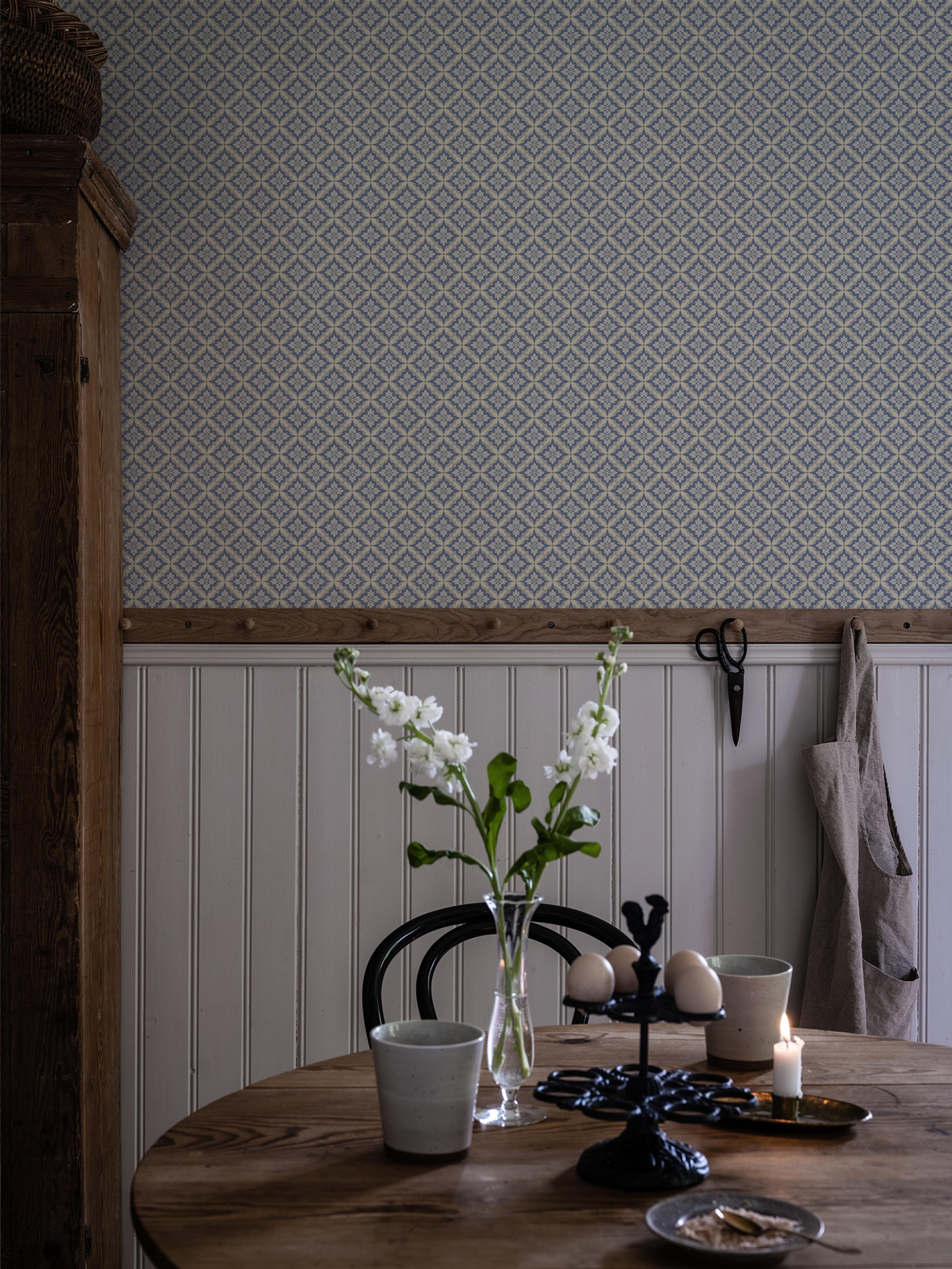 Ingrid Blå tapet med geometriskt mönster i blå. Från kollektionen Gammalsvenska klassiker 1850–1950. Nonwoven-material med rak passning. Passar i vardagsrum och matsal.​​​​‌﻿‍﻿​‍​‍‌‍﻿﻿‌﻿​‍‌‍‍‌‌‍‌﻿‌‍‍‌‌‍﻿‍​‍​‍​﻿‍‍​‍​‍‌﻿​﻿‌‍​‌‌‍﻿‍‌‍‍‌‌﻿‌​‌﻿‍‌​‍﻿‍‌‍‍‌‌‍﻿﻿​‍​‍​‍﻿​​‍​‍‌‍‍​‌﻿​‍‌‍‌‌‌‍‌‍​‍​‍​﻿‍‍​‍​‍‌‍‍​‌﻿‌​‌﻿‌​‌﻿​​‌﻿​﻿​﻿‍‍​‍﻿﻿​‍﻿﻿‌﻿‌﻿‌﻿‌﻿‌﻿‌﻿​‍﻿‍‌‍​﻿‌‍﻿﻿‌‍﻿​‌‍﻿﻿‌﻿​‍‌‍​‌‌‍﻿‌‌‍​‌​‍﻿‍‌﻿​﻿‌‍‌‌​‍﻿﻿‌﻿​﻿‌﻿‌​‌﻿‌‌‌‍‌​‌‍‍‌‌‍﻿﻿​‍﻿﻿‌‍‍‌‌‍﻿‍‌﻿‌​‌‍‌‌‌‍﻿‍‌﻿‌​​‍﻿﻿‌‍‌‌‌‍‌​‌‍‍‌‌﻿‌​​‍﻿﻿‌‍﻿‌‌‍﻿﻿‌‍‌​‌‍‌‌​﻿﻿‌‌﻿​​‌﻿​‍‌‍‌‌‌﻿​﻿‌‍‌‌‌‍﻿‍‌﻿‌​‌‍​‌‌﻿‌​‌‍‍‌‌‍﻿﻿‌‍﻿‍​﻿‍﻿‌‍‍‌‌‍‌​​﻿﻿‌‌‍‍‌‌‍﻿‌‌‍​‌‌‍‌﻿‌‍‌‌​‍﻿‌‌‍​‌‌‍​﻿​﻿‍‌​﻿​‍​﻿​﻿​﻿‌﻿​﻿‌‍​﻿‌‌​﻿‌​‌‍​‍‌‍​‍‌‍​﻿​﻿‍‌​﻿‌﻿​﻿​​‌‍‌‍​﻿‍‌​﻿‌‌​﻿​‌​﻿‌‍‌‍​‌‌‍​﻿​﻿‍​​﻿‌​​﻿‌‌​﻿​​​﻿‍​​﻿​﻿​﻿‍‌​﻿‌﻿​﻿‍‌​﻿​​‌‍‌‍​﻿‍‌​﻿​‍‌‍‌‍‌‍​‌‌‍​﻿​﻿​​​﻿‌​​‍﻿‌​﻿​‌​﻿‌‌​﻿​​​﻿​​‌﻿‍​​﻿​‍​﻿​​​﻿​​​﻿​​​‍﻿‌‌‍‍‍‌﻿​​‌‍‌﻿​﻿‍﻿‌﻿‌​‌﻿‍‌‌﻿​​‌‍‌‌​﻿﻿‌‌﻿​﻿‌‍​‌‌‍﻿‍‌‍‍‌‌﻿‌​‌﻿‍‌​‍﻿‍‌‍‍‌‌‍﻿‌‌‍​‌‌‍‌﻿‌‍‌‌‌​​‌‌﻿​﻿‌﻿​﻿‌‍‌‌‌﻿‌​​﻿‍﻿‌﻿​​‌‍​‌‌﻿‌​‌‍‍​​﻿﻿‌‌‍​‌‌‍﻿​‌﻿‌​‌‌‌​‌‍‌‌‌﻿‍​‌﻿‌​​﻿﻿﻿‌‍​‍‌‍​‌‌﻿​﻿‌‍‌‌‌‌‌‌‌﻿​‍‌‍﻿​​﻿﻿‌‌‍‍​‌﻿‌​‌﻿‌​‌﻿​​‌﻿​﻿​‍‌‌​﻿​﻿‌​​‌​‍‌‌​﻿​‍‌​‌‍​‍‌‌​﻿​‍‌​‌‍‌﻿‌﻿‌﻿‌﻿‌﻿‌﻿​‍﻿‍‌‍​﻿‌‍﻿﻿‌‍﻿​‌‍﻿﻿‌﻿​‍‌‍​‌‌‍﻿‌‌‍​‌​‍﻿‍‌﻿​﻿‌‍‌‌​‍‌‌​﻿​‍‌​‌‍‌﻿​﻿‌﻿‌​‌﻿‌‌‌‍‌​‌‍‍‌‌‍﻿﻿​‍‌‍‌‍‍‌‌‍‌​​﻿﻿‌‌‍‍‌‌‍﻿‌‌‍​‌‌‍‌﻿‌‍‌‌​‍﻿‌‌‍​‌‌‍​﻿​﻿‍‌​﻿​‍​﻿​﻿​﻿‌﻿​﻿‌‍​﻿‌‌​﻿‌​‌‍​‍‌‍​‍‌‍​﻿​﻿‍‌​﻿‌﻿​﻿​​‌‍‌‍​﻿‍‌​﻿‌‌​﻿​‌​﻿‌‍‌‍​‌‌‍​﻿​﻿‍​​﻿‌​​﻿‌‌​﻿​​​﻿‍​​﻿​﻿​﻿‍‌​﻿‌﻿​﻿‍‌​﻿​​‌‍‌‍​﻿‍‌​﻿​‍‌‍‌‍‌‍​‌‌‍​﻿​﻿​​​﻿‌​​‍﻿‌​﻿​‌​﻿‌‌​﻿​​​﻿​​‌﻿‍​​﻿​‍​﻿​​​﻿​​​﻿​​​‍﻿‌‌‍‍‍‌﻿​​‌‍‌﻿​‍‌‍‌﻿‌​‌﻿‍‌‌﻿​​‌‍‌‌​﻿﻿‌‌﻿​﻿‌‍​‌‌‍﻿‍‌‍‍‌‌﻿‌​‌﻿‍‌​‍﻿‍‌‍‍‌‌‍﻿‌‌‍​‌‌‍‌﻿‌‍‌‌‌​​‌‌﻿​﻿‌﻿​﻿‌‍‌‌‌﻿‌​​‍‌‍‌﻿​​‌‍​‌‌﻿‌​‌‍‍​​﻿﻿‌‌‍​‌‌‍﻿​‌﻿‌​‌‌‌​‌‍‌‌‌﻿‍​‌﻿‌​​‍‌‍‌﻿​​‌‍‌‌‌﻿​‍‌﻿​﻿‌﻿​​‌‍‌‌‌‍​﻿‌﻿‌​‌‍‍‌‌﻿‌‍‌‍‌‌​﻿﻿‌‌﻿​​‌﻿‌‌‌‍​‍‌‍﻿​‌‍‍‌‌﻿​﻿‌‍‍​‌‍‌‌‌‍‌​​‍​‍‌﻿﻿‌