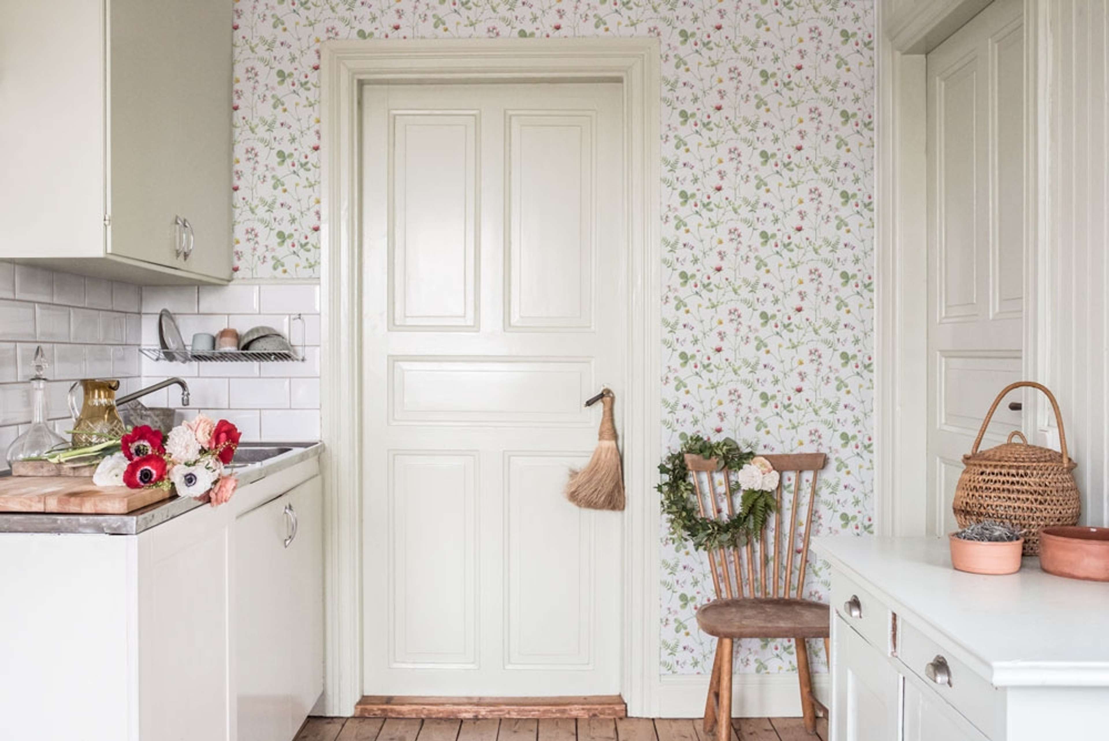 Julia ängsblommor i rosa, rött och gult tapet från Midbec med blommigt mönster i vit. Från kollektionen Morgongåva. Nonwoven-material med rak passning.​​​​‌﻿‍﻿​‍​‍‌‍﻿﻿‌﻿​‍‌‍‍‌‌‍‌﻿‌‍‍‌‌‍﻿‍​‍​‍​﻿‍‍​‍​‍‌﻿​﻿‌‍​‌‌‍﻿‍‌‍‍‌‌﻿‌​‌﻿‍‌​‍﻿‍‌‍‍‌‌‍﻿﻿​‍​‍​‍﻿​​‍​‍‌‍‍​‌﻿​‍‌‍‌‌‌‍‌‍​‍​‍​﻿‍‍​‍​‍‌‍‍​‌﻿‌​‌﻿‌​‌﻿​​‌﻿​﻿​﻿‍‍​‍﻿﻿​‍﻿﻿‌﻿‌﻿‌﻿‌﻿‌﻿‌﻿​‍﻿‍‌‍​﻿‌‍﻿﻿‌‍﻿​‌‍﻿﻿‌﻿​‍‌‍​‌‌‍﻿‌‌‍​‌​‍﻿‍‌﻿​﻿‌‍‌‌​‍﻿﻿‌﻿​﻿‌﻿‌​‌﻿‌‌‌‍‌​‌‍‍‌‌‍﻿﻿​‍﻿﻿‌‍‍‌‌‍﻿‍‌﻿‌​‌‍‌‌‌‍﻿‍‌﻿‌​​‍﻿﻿‌‍‌‌‌‍‌​‌‍‍‌‌﻿‌​​‍﻿﻿‌‍﻿‌‌‍﻿﻿‌‍‌​‌‍‌‌​﻿﻿‌‌﻿​​‌﻿​‍‌‍‌‌‌﻿​﻿‌‍‌‌‌‍﻿‍‌﻿‌​‌‍​‌‌﻿‌​‌‍‍‌‌‍﻿﻿‌‍﻿‍​﻿‍﻿‌‍‍‌‌‍‌​​﻿﻿‌‌‍‍‌‌‍﻿‌‌‍​‌‌‍‌﻿‌‍‌‌​‍﻿‌‌‍​‌‌‍‌​​﻿​‍​﻿​﻿‌‍‌‍‌‍​﻿​﻿​﻿‌‍‌​​﻿​‌​﻿‍​​﻿​﻿‌‍‌​​﻿​‌‌‍‌‍‌‍‌‍‌‍​‌​﻿‌​‌‍​﻿​﻿​​​﻿​‍​﻿‍​​﻿‌﻿​﻿‌​​﻿​‍‌‍‌​​﻿‍‌‌‍​‍‌‍‌‍​﻿‍​‌‍​‍‌‍‌​​﻿‌﻿​﻿‍​​﻿​‌‌‍‌‌​﻿​​​﻿‌​​﻿‍‌‌‍‌‍‌‍​﻿​‍﻿‌​﻿​‌​﻿​​​﻿​​​﻿​​‌﻿‍​​﻿‌‍​﻿‌‍​﻿‍​​‍﻿‌‌‍‍‍‌﻿​​‌‍‌﻿​﻿‍﻿‌﻿‌​‌﻿‍‌‌﻿​​‌‍‌‌​﻿﻿‌‌﻿​﻿‌‍​‌‌‍﻿‍‌‍‍‌‌﻿‌​‌﻿‍‌​‍﻿‍‌‍‍‌‌‍﻿‌‌‍​‌‌‍‌﻿‌‍‌‌‌​​‌‌﻿​﻿‌﻿​﻿‌‍‌‌‌﻿‌​​﻿‍﻿‌﻿​​‌‍​‌‌﻿‌​‌‍‍​​﻿﻿‌‌‍​‌‌‍﻿​‌﻿‌​‌‌‌​‌‍‌‌‌﻿‍​‌﻿‌​​﻿﻿﻿‌‍​‍‌‍​‌‌﻿​﻿‌‍‌‌‌‌‌‌‌﻿​‍‌‍﻿​​﻿﻿‌‌‍‍​‌﻿‌​‌﻿‌​‌﻿​​‌﻿​﻿​‍‌‌​﻿​﻿‌​​‌​‍‌‌​﻿​‍‌​‌‍​‍‌‌​﻿​‍‌​‌‍‌﻿‌﻿‌﻿‌﻿‌﻿‌﻿​‍﻿‍‌‍​﻿‌‍﻿﻿‌‍﻿​‌‍﻿﻿‌﻿​‍‌‍​‌‌‍﻿‌‌‍​‌​‍﻿‍‌﻿​﻿‌‍‌‌​‍‌‌​﻿​‍‌​‌‍‌﻿​﻿‌﻿‌​‌﻿‌‌‌‍‌​‌‍‍‌‌‍﻿﻿​‍‌‍‌‍‍‌‌‍‌​​﻿﻿‌‌‍‍‌‌‍﻿‌‌‍​‌‌‍‌﻿‌‍‌‌​‍﻿‌‌‍​‌‌‍‌​​﻿​‍​﻿​﻿‌‍‌‍‌‍​﻿​﻿​﻿‌‍‌​​﻿​‌​﻿‍​​﻿​﻿‌‍‌​​﻿​‌‌‍‌‍‌‍‌‍‌‍​‌​﻿‌​‌‍​﻿​﻿​​​﻿​‍​﻿‍​​﻿‌﻿​﻿‌​​﻿​‍‌‍‌​​﻿‍‌‌‍​‍‌‍‌‍​﻿‍​‌‍​‍‌‍‌​​﻿‌﻿​﻿‍​​﻿​‌‌‍‌‌​﻿​​​﻿‌​​﻿‍‌‌‍‌‍‌‍​﻿​‍﻿‌​﻿​‌​﻿​​​﻿​​​﻿​​‌﻿‍​​﻿‌‍​﻿‌‍​﻿‍​​‍﻿‌‌‍‍‍‌﻿​​‌‍‌﻿​‍‌‍‌﻿‌​‌﻿‍‌‌﻿​​‌‍‌‌​﻿﻿‌‌﻿​﻿‌‍​‌‌‍﻿‍‌‍‍‌‌﻿‌​‌﻿‍‌​‍﻿‍‌‍‍‌‌‍﻿‌‌‍​‌‌‍‌﻿‌‍‌‌‌​​‌‌﻿​﻿‌﻿​﻿‌‍‌‌‌﻿‌​​‍‌‍‌﻿​​‌‍​‌‌﻿‌​‌‍‍​​﻿﻿‌‌‍​‌‌‍﻿​‌﻿‌​‌‌‌​‌‍‌‌‌﻿‍​‌﻿‌​​‍‌‍‌﻿​​‌‍‌‌‌﻿​‍‌﻿​﻿‌﻿​​‌‍‌‌‌‍​﻿‌﻿‌​‌‍‍‌‌﻿‌‍‌‍‌‌​﻿﻿‌‌﻿​​‌﻿‌‌‌‍​‍‌‍﻿​‌‍‍‌‌﻿​﻿‌‍‍​‌‍‌‌‌‍‌​​‍​‍‌﻿﻿‌