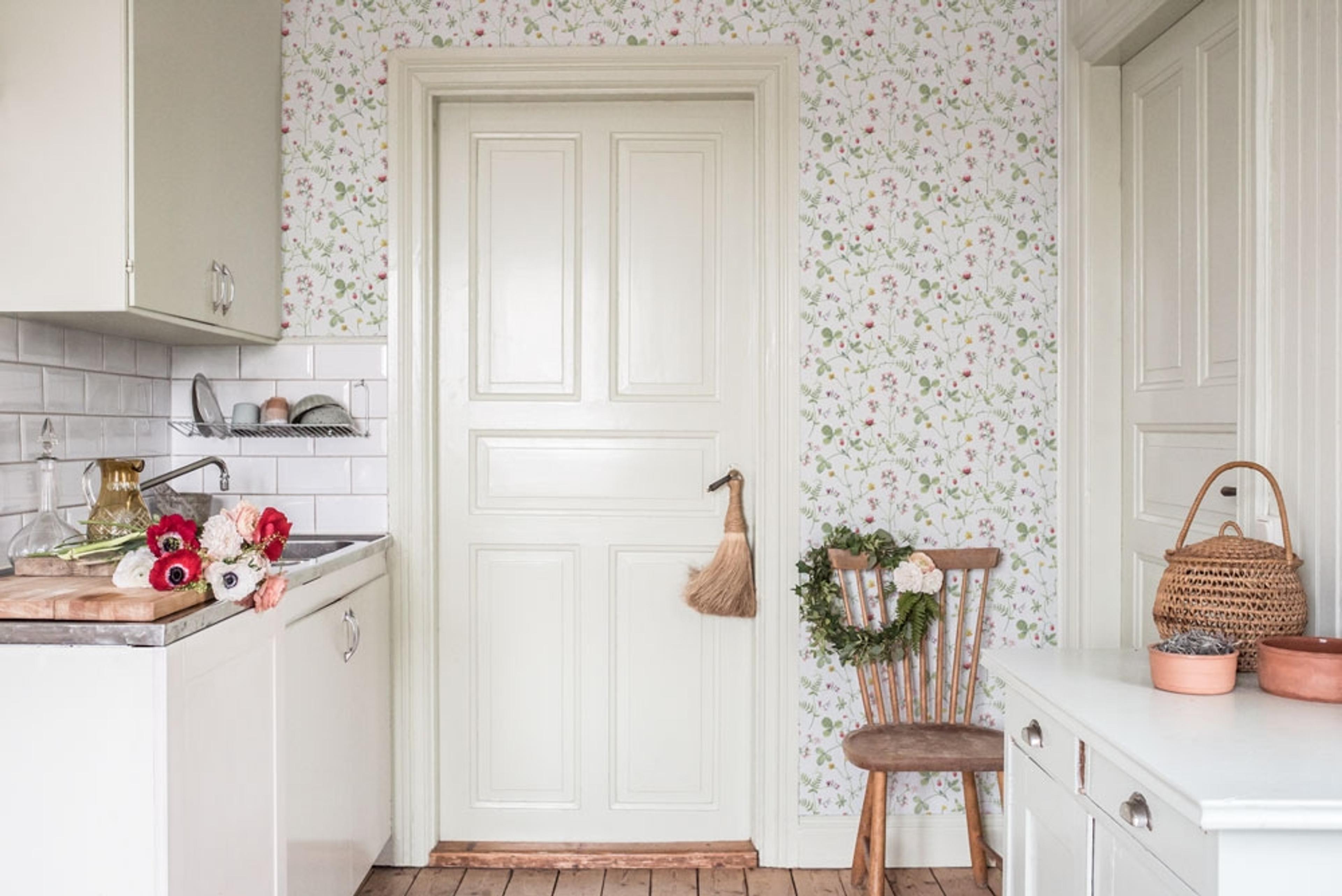 Julia ängsblommor i rosa, rött och gult tapet från Midbec med blommigt mönster i vit. Från kollektionen Morgongåva. Nonwoven-material med rak passning.​​​​‌﻿‍﻿​‍​‍‌‍﻿﻿‌﻿​‍‌‍‍‌‌‍‌﻿‌‍‍‌‌‍﻿‍​‍​‍​﻿‍‍​‍​‍‌﻿​﻿‌‍​‌‌‍﻿‍‌‍‍‌‌﻿‌​‌﻿‍‌​‍﻿‍‌‍‍‌‌‍﻿﻿​‍​‍​‍﻿​​‍​‍‌‍‍​‌﻿​‍‌‍‌‌‌‍‌‍​‍​‍​﻿‍‍​‍​‍‌‍‍​‌﻿‌​‌﻿‌​‌﻿​​‌﻿​﻿​﻿‍‍​‍﻿﻿​‍﻿﻿‌﻿‌﻿‌﻿‌﻿‌﻿‌﻿​‍﻿‍‌‍​﻿‌‍﻿﻿‌‍﻿​‌‍﻿﻿‌﻿​‍‌‍​‌‌‍﻿‌‌‍​‌​‍﻿‍‌﻿​﻿‌‍‌‌​‍﻿﻿‌﻿​﻿‌﻿‌​‌﻿‌‌‌‍‌​‌‍‍‌‌‍﻿﻿​‍﻿﻿‌‍‍‌‌‍﻿‍‌﻿‌​‌‍‌‌‌‍﻿‍‌﻿‌​​‍﻿﻿‌‍‌‌‌‍‌​‌‍‍‌‌﻿‌​​‍﻿﻿‌‍﻿‌‌‍﻿﻿‌‍‌​‌‍‌‌​﻿﻿‌‌﻿​​‌﻿​‍‌‍‌‌‌﻿​﻿‌‍‌‌‌‍﻿‍‌﻿‌​‌‍​‌‌﻿‌​‌‍‍‌‌‍﻿﻿‌‍﻿‍​﻿‍﻿‌‍‍‌‌‍‌​​﻿﻿‌‌‍‍‌‌‍﻿‌‌‍​‌‌‍‌﻿‌‍‌‌​‍﻿‌‌‍​‌‌‍‌​​﻿​‍​﻿​﻿‌‍‌‍‌‍​﻿​﻿​﻿‌‍‌​​﻿​‌​﻿‍​​﻿​﻿‌‍‌​​﻿​‌‌‍‌‍‌‍‌‍‌‍​‌​﻿‌​‌‍​﻿​﻿​​​﻿​‍​﻿‍​​﻿‌﻿​﻿‌​​﻿​‍‌‍‌​​﻿‍‌‌‍​‍‌‍‌‍​﻿‍​‌‍​‍‌‍‌​​﻿‌﻿​﻿‍​​﻿​‌‌‍‌‌​﻿​​​﻿‌​​﻿‍‌‌‍‌‍‌‍​﻿​‍﻿‌​﻿​‌​﻿​​​﻿​​​﻿​​‌﻿‍​​﻿‌‍​﻿‌‍​﻿‍​​‍﻿‌‌‍‍‍‌﻿​​‌‍‌﻿​﻿‍﻿‌﻿‌​‌﻿‍‌‌﻿​​‌‍‌‌​﻿﻿‌‌﻿​﻿‌‍​‌‌‍﻿‍‌‍‍‌‌﻿‌​‌﻿‍‌​‍﻿‍‌‍‍‌‌‍﻿‌‌‍​‌‌‍‌﻿‌‍‌‌‌​​‌‌﻿​﻿‌﻿​﻿‌‍‌‌‌﻿‌​​﻿‍﻿‌﻿​​‌‍​‌‌﻿‌​‌‍‍​​﻿﻿‌‌‍​‌‌‍﻿​‌﻿‌​‌‌‌​‌‍‌‌‌﻿‍​‌﻿‌​​﻿﻿﻿‌‍​‍‌‍​‌‌﻿​﻿‌‍‌‌‌‌‌‌‌﻿​‍‌‍﻿​​﻿﻿‌‌‍‍​‌﻿‌​‌﻿‌​‌﻿​​‌﻿​﻿​‍‌‌​﻿​﻿‌​​‌​‍‌‌​﻿​‍‌​‌‍​‍‌‌​﻿​‍‌​‌‍‌﻿‌﻿‌﻿‌﻿‌﻿‌﻿​‍﻿‍‌‍​﻿‌‍﻿﻿‌‍﻿​‌‍﻿﻿‌﻿​‍‌‍​‌‌‍﻿‌‌‍​‌​‍﻿‍‌﻿​﻿‌‍‌‌​‍‌‌​﻿​‍‌​‌‍‌﻿​﻿‌﻿‌​‌﻿‌‌‌‍‌​‌‍‍‌‌‍﻿﻿​‍‌‍‌‍‍‌‌‍‌​​﻿﻿‌‌‍‍‌‌‍﻿‌‌‍​‌‌‍‌﻿‌‍‌‌​‍﻿‌‌‍​‌‌‍‌​​﻿​‍​﻿​﻿‌‍‌‍‌‍​﻿​﻿​﻿‌‍‌​​﻿​‌​﻿‍​​﻿​﻿‌‍‌​​﻿​‌‌‍‌‍‌‍‌‍‌‍​‌​﻿‌​‌‍​﻿​﻿​​​﻿​‍​﻿‍​​﻿‌﻿​﻿‌​​﻿​‍‌‍‌​​﻿‍‌‌‍​‍‌‍‌‍​﻿‍​‌‍​‍‌‍‌​​﻿‌﻿​﻿‍​​﻿​‌‌‍‌‌​﻿​​​﻿‌​​﻿‍‌‌‍‌‍‌‍​﻿​‍﻿‌​﻿​‌​﻿​​​﻿​​​﻿​​‌﻿‍​​﻿‌‍​﻿‌‍​﻿‍​​‍﻿‌‌‍‍‍‌﻿​​‌‍‌﻿​‍‌‍‌﻿‌​‌﻿‍‌‌﻿​​‌‍‌‌​﻿﻿‌‌﻿​﻿‌‍​‌‌‍﻿‍‌‍‍‌‌﻿‌​‌﻿‍‌​‍﻿‍‌‍‍‌‌‍﻿‌‌‍​‌‌‍‌﻿‌‍‌‌‌​​‌‌﻿​﻿‌﻿​﻿‌‍‌‌‌﻿‌​​‍‌‍‌﻿​​‌‍​‌‌﻿‌​‌‍‍​​﻿﻿‌‌‍​‌‌‍﻿​‌﻿‌​‌‌‌​‌‍‌‌‌﻿‍​‌﻿‌​​‍‌‍‌﻿​​‌‍‌‌‌﻿​‍‌﻿​﻿‌﻿​​‌‍‌‌‌‍​﻿‌﻿‌​‌‍‍‌‌﻿‌‍‌‍‌‌​﻿﻿‌‌﻿​​‌﻿‌‌‌‍​‍‌‍﻿​‌‍‍‌‌﻿​﻿‌‍‍​‌‍‌‌‌‍‌​​‍​‍‌﻿﻿‌