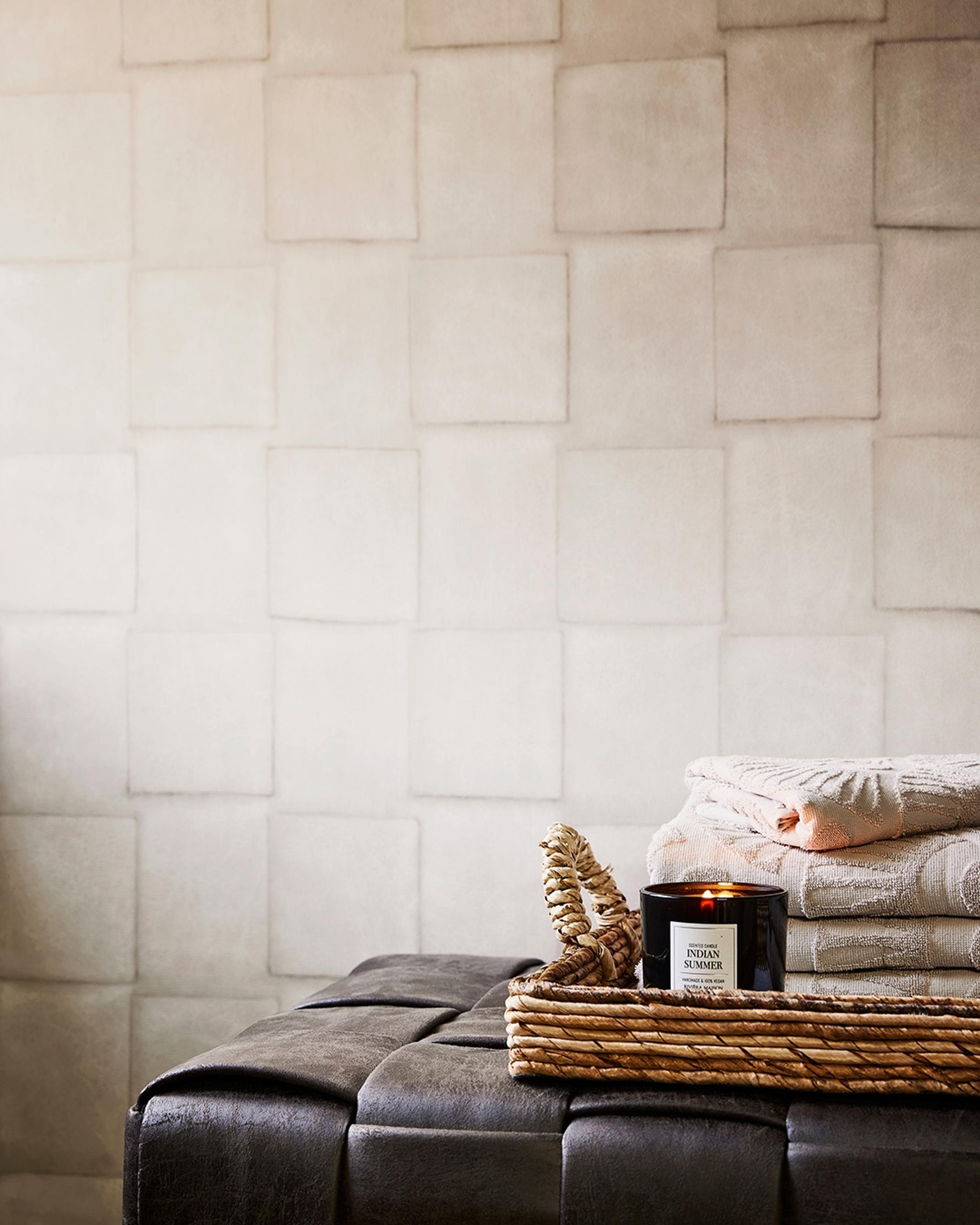 Inspire tapet med textilimitation mönster i vit. Från kollektionen Inspire. Nonwoven-material med förskjuten passning.