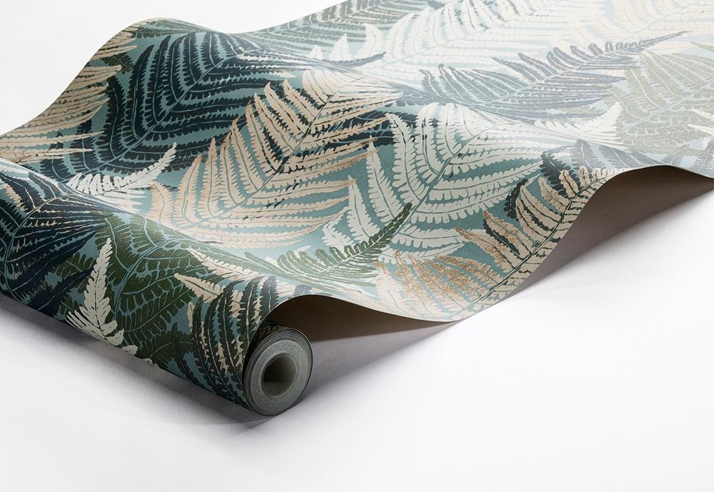 Fern Forest tapet från Boråstapeter med botaniskt mönster i grön. Från kollektionen Woodland. Nonwoven-material med rak passning. Passar i vardagsrum, sovrum och hall.