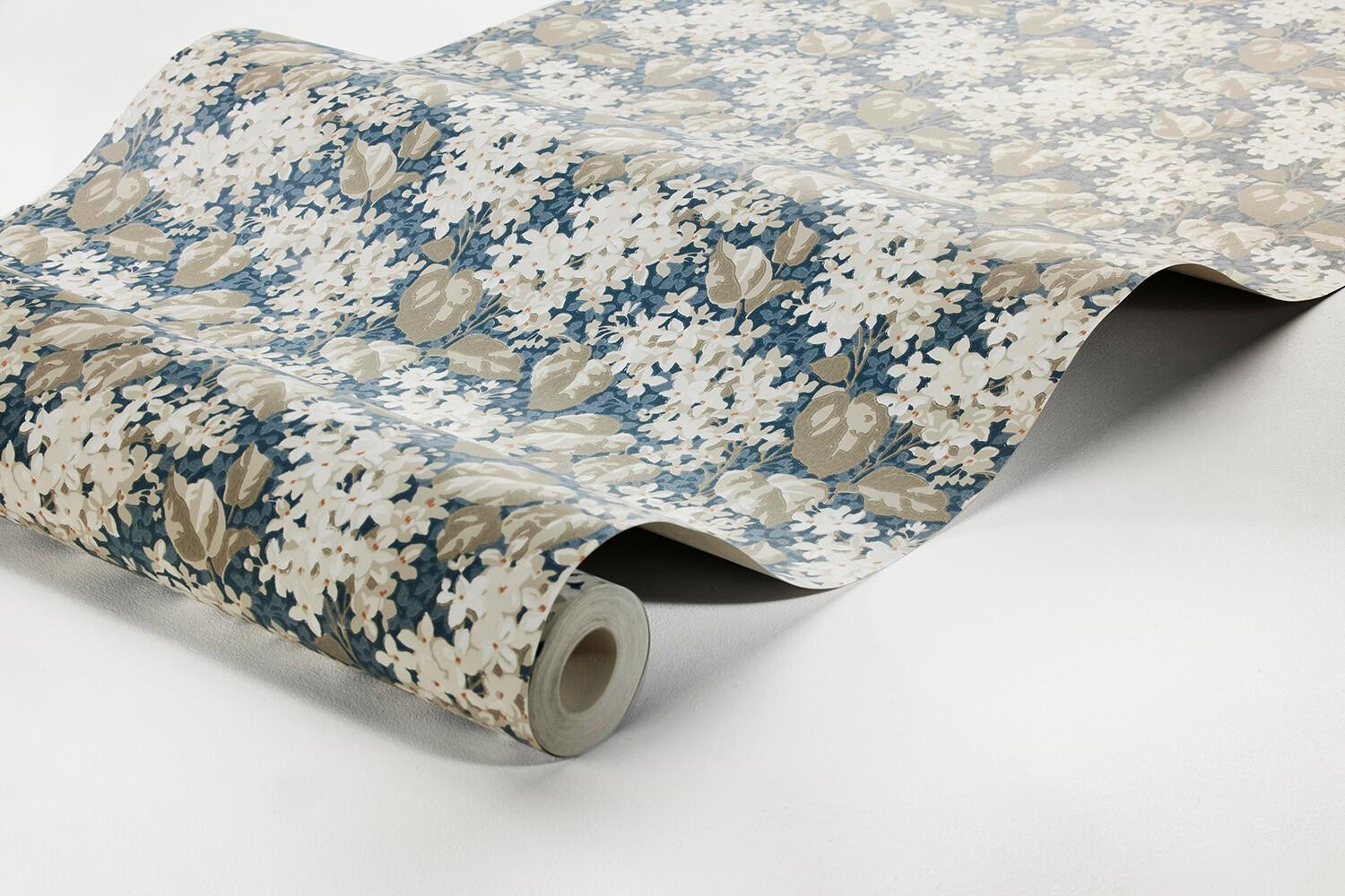 Aratorp tapet med blommigt mönster i blå. Från kollektionen Alla Tiders Hus. Nonwoven-material med förskjuten passning. Passar i vardagsrum, matsal och kök.