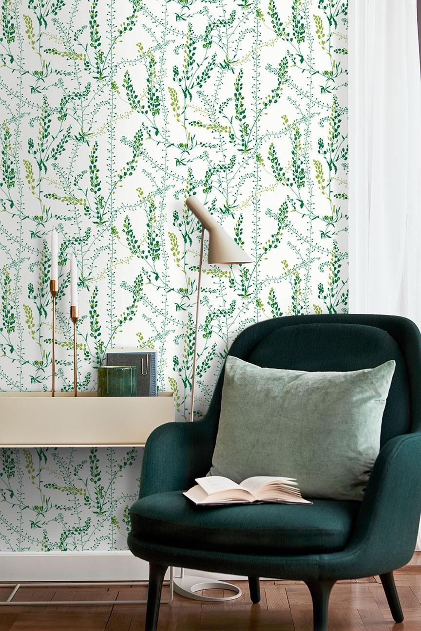 Bladranker tapet från Boråstapeter med botaniskt, retro mönster i vit och grön. Från kollektionen Scandinavian Designers II. Nonwoven-material med förskjuten passning.