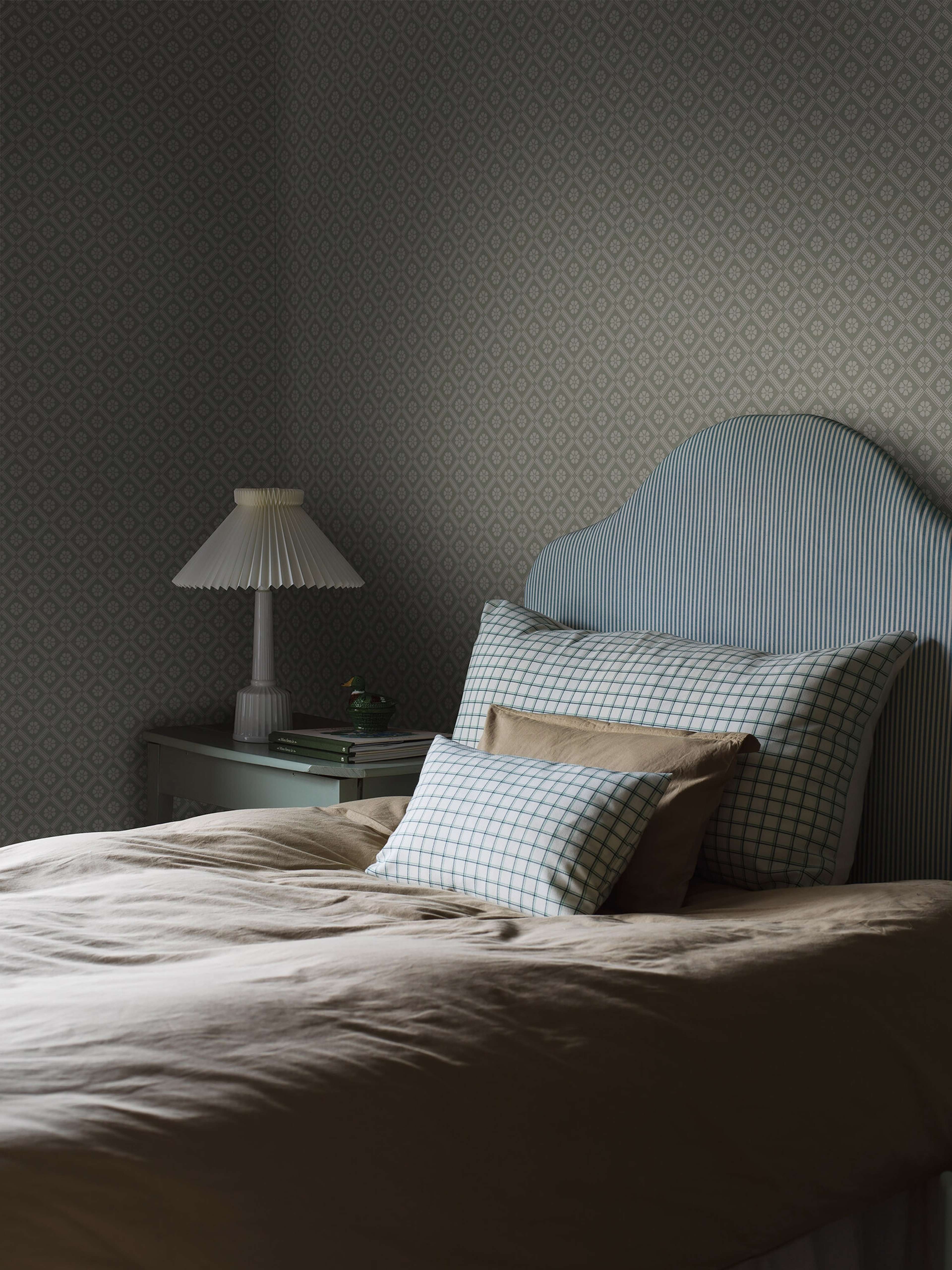 Love tapet med trellis mönster i grön och beige. Från kollektionen New Heritage. Nonwoven-material med rak passning. Passar i matsal, kök och hall.