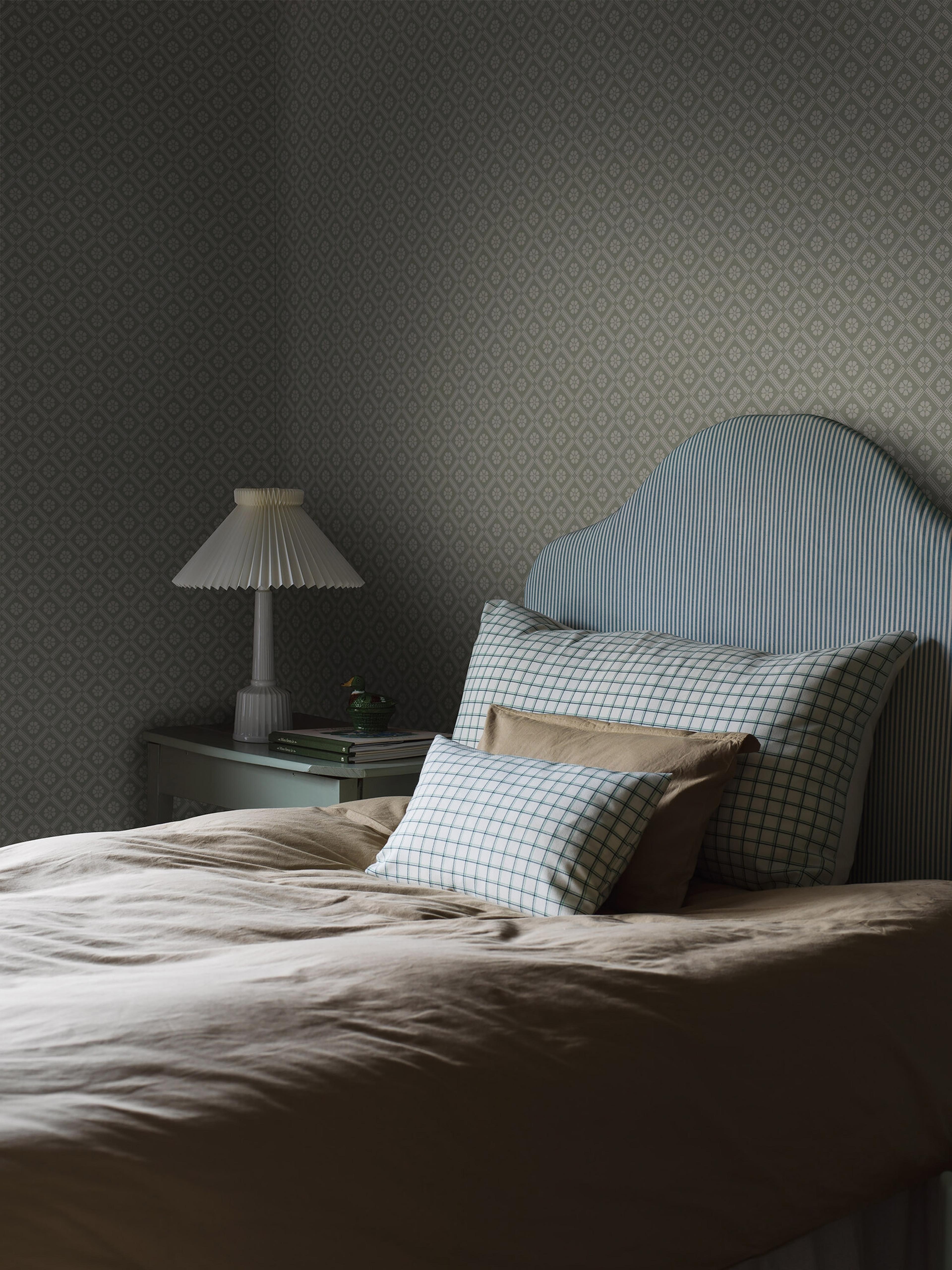 Love tapet med trellis mönster i grön och beige. Från kollektionen New Heritage. Nonwoven-material med rak passning. Passar i matsal, kök och hall.