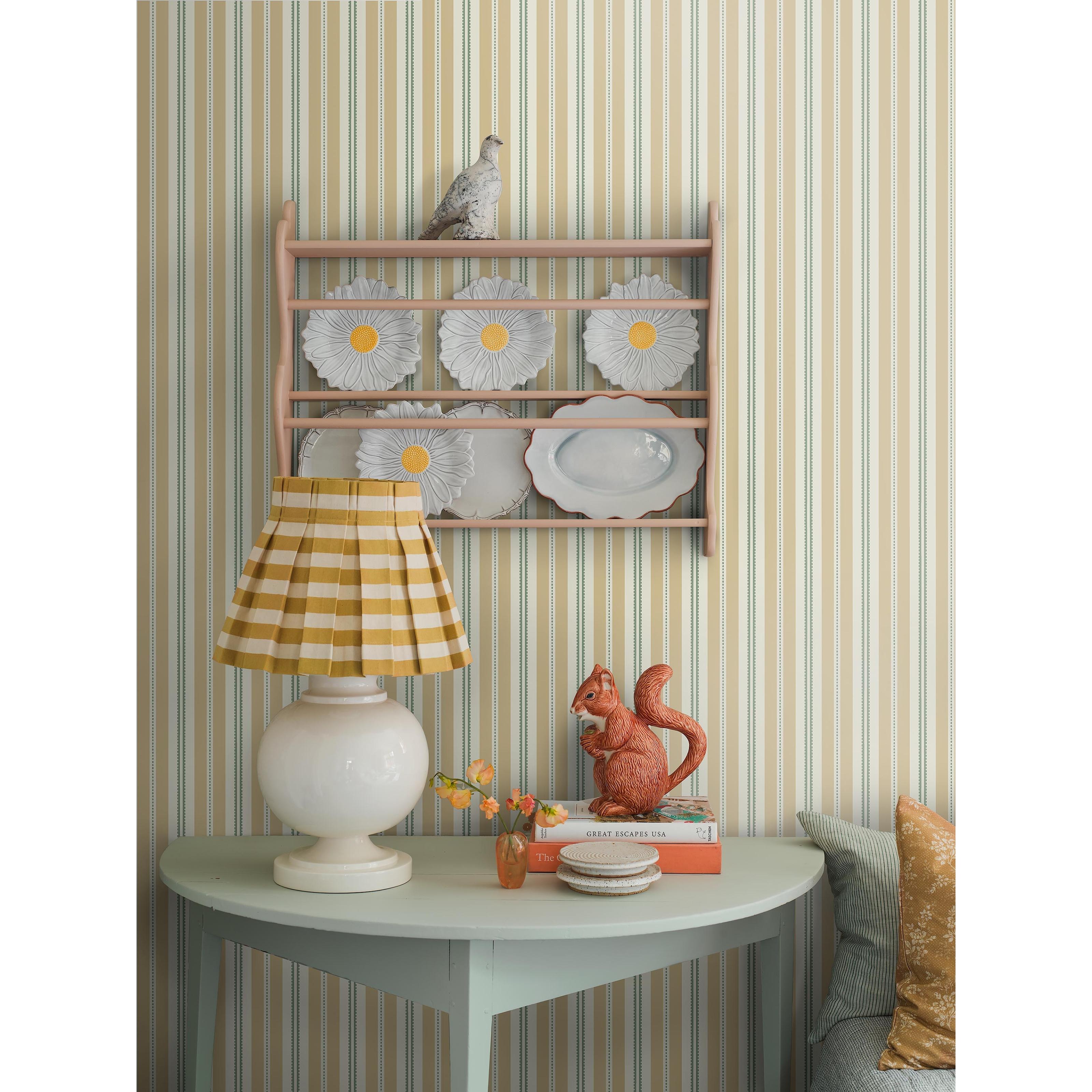 Hedda gul, tapet tapet med randigt mönster i gul. Från kollektionen Nordic Folk. Nonwoven-material. Passar i hall.