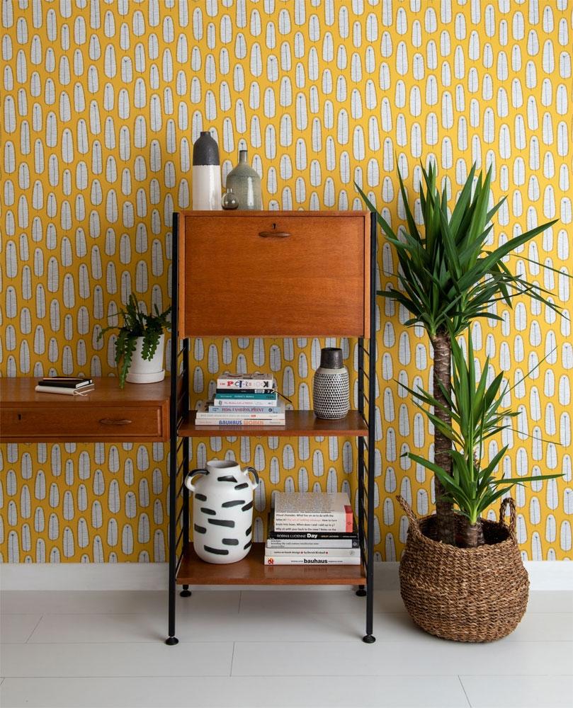 Bloom Blossom tapet från Midbec med geometriskt mönster i gul. Från kollektionen Seven Sisters. Nonwoven-material med rak passning. Vintage, lek-stil.