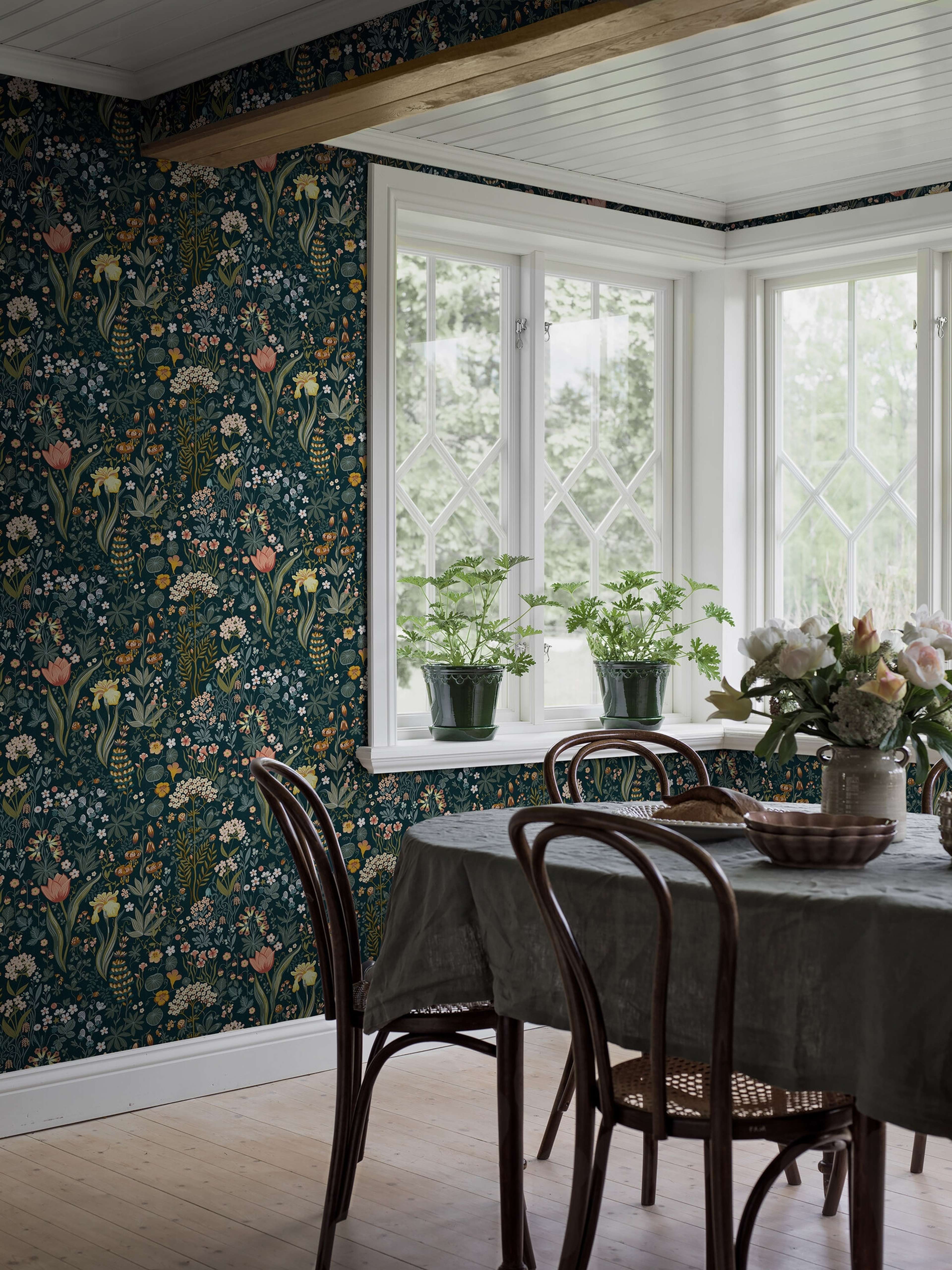 Blomsterhav tapet med botaniskt, blommigt mönster i blå. Från kollektionen New Heritage. Nonwoven-material med förskjuten passning.