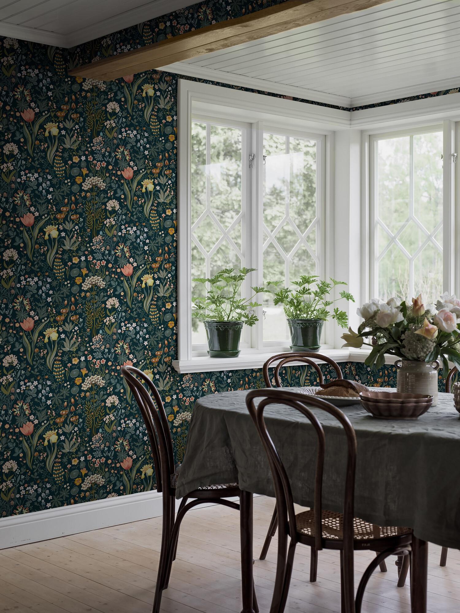 Blomsterhav tapet med botaniskt, blommigt mönster i blå. Från kollektionen New Heritage. Nonwoven-material med förskjuten passning.