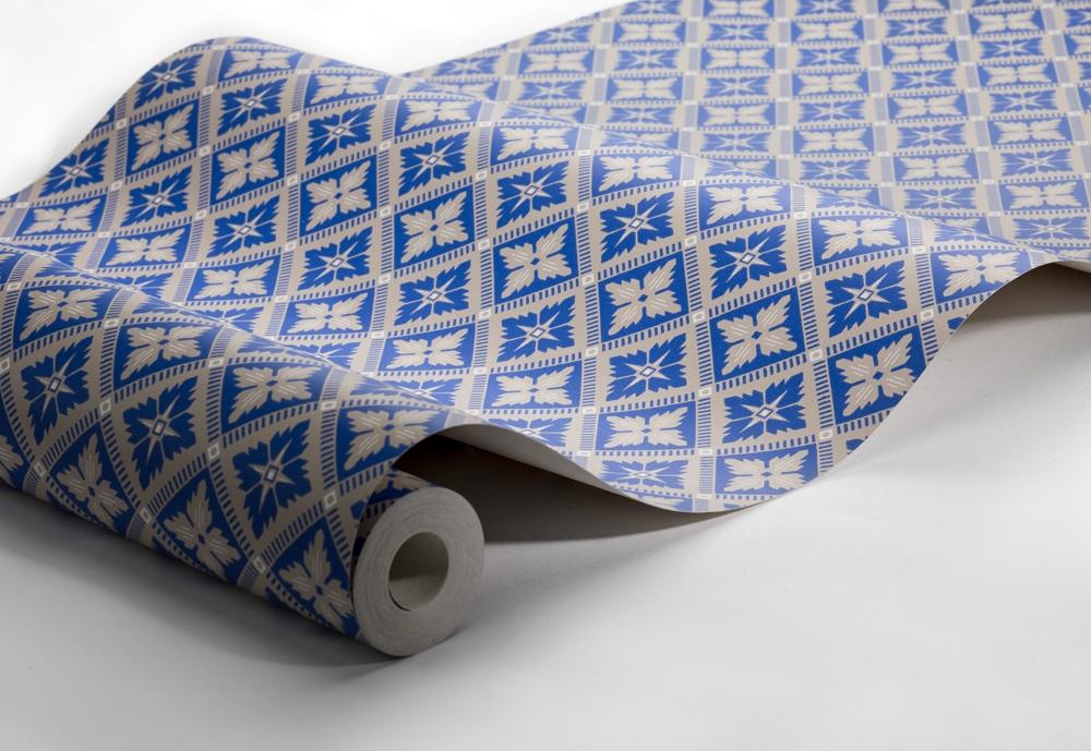 Loka, blå/grå tapet från Boråstapeter med geometriskt mönster i blå och beige. Från kollektionen anno. Nonwoven-material med rak passning. Passar i sovrum och matsal.