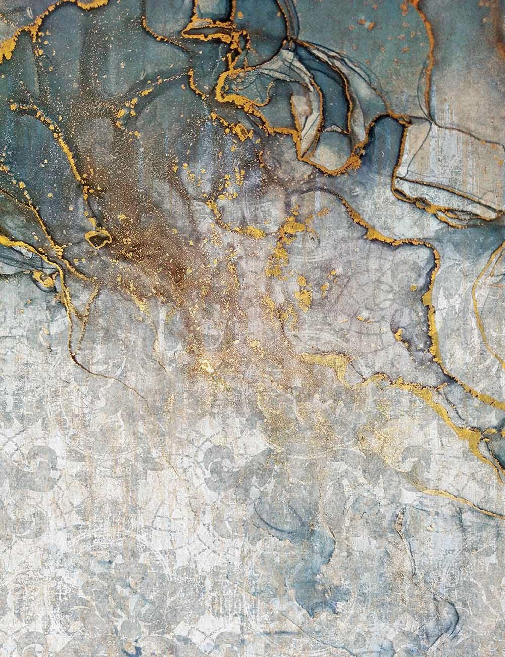 Alena digitaltapet i blå och grå tapet med digitalfoto mönster i blå. Från kollektionen metropolitan stories 2. Nonwoven-material med fri passning. Passar i vardagsrum och matsal.